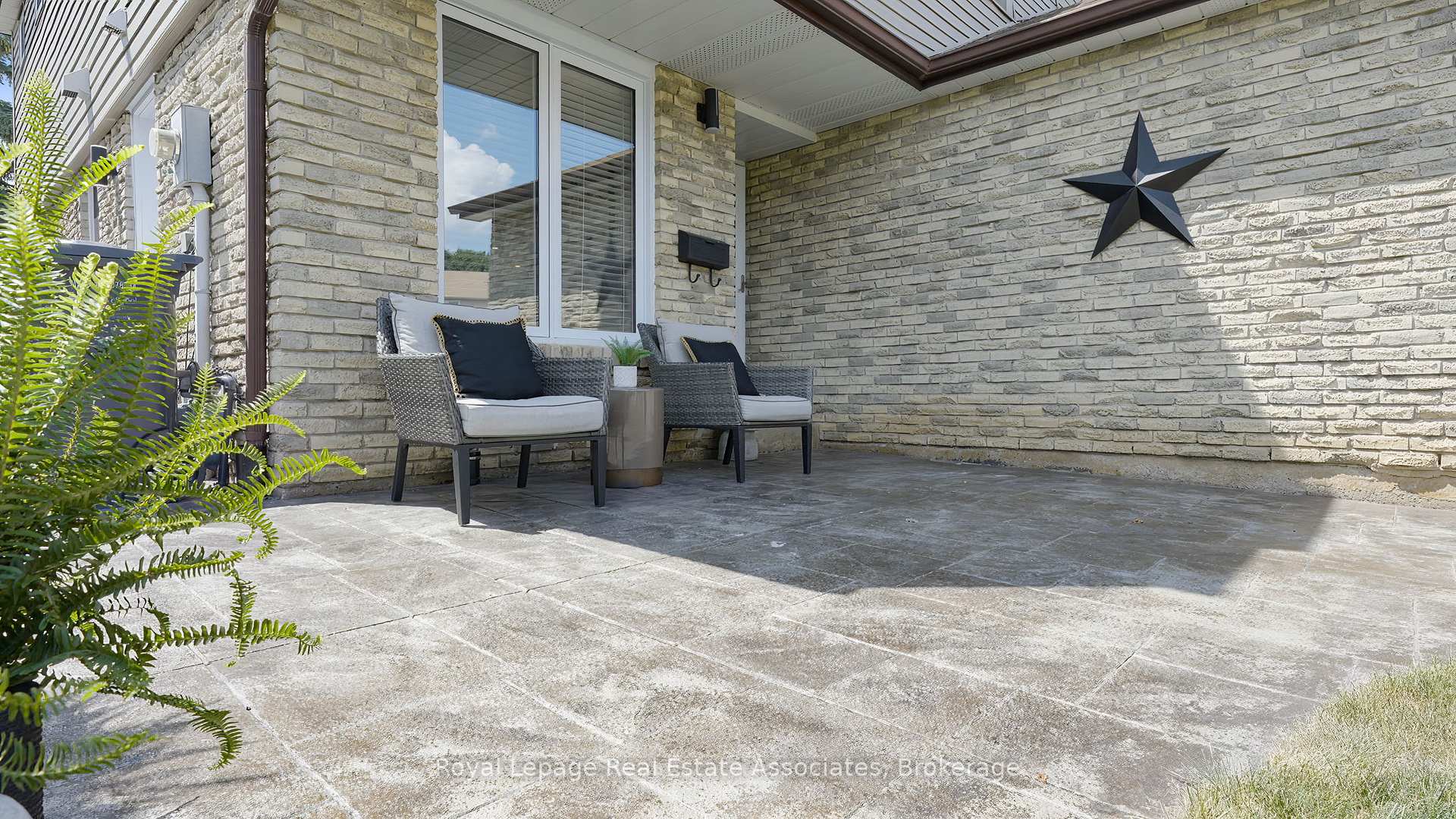 Photo 2 of 53 Fanshawe Drive, Brampton, Heart Lake West — HOMEH