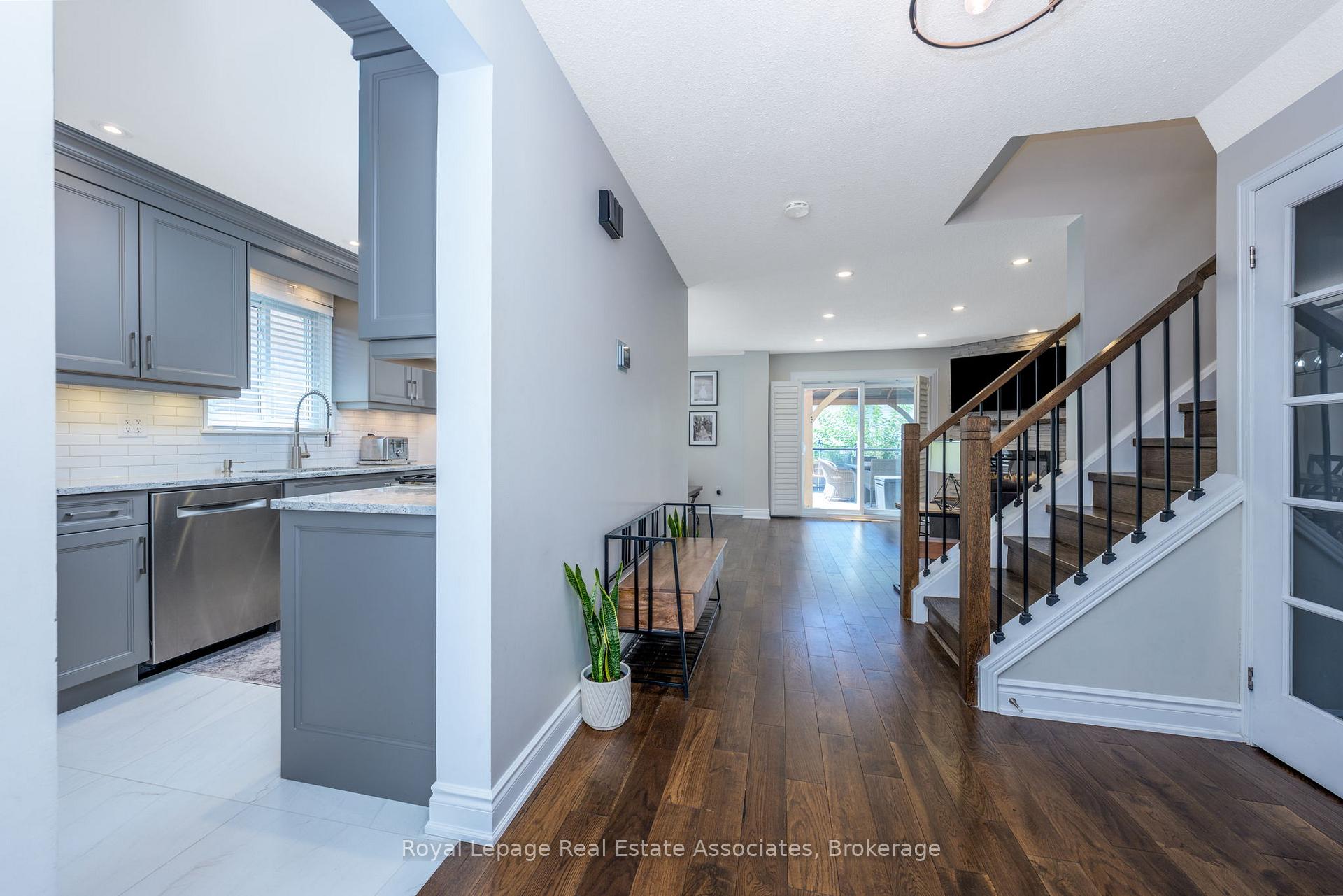 Photo 4 of 53 Fanshawe Drive, Brampton, Heart Lake West — HOMEH