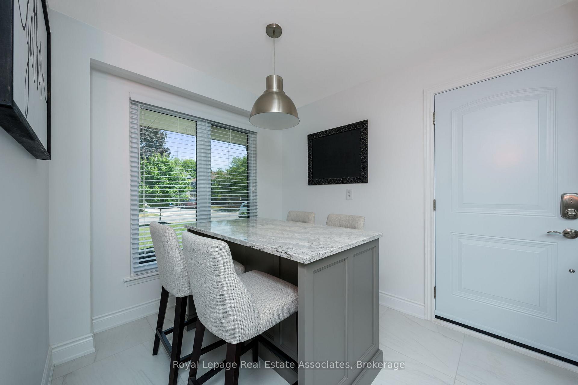 Photo 5 of 53 Fanshawe Drive, Brampton, Heart Lake West — HOMEH