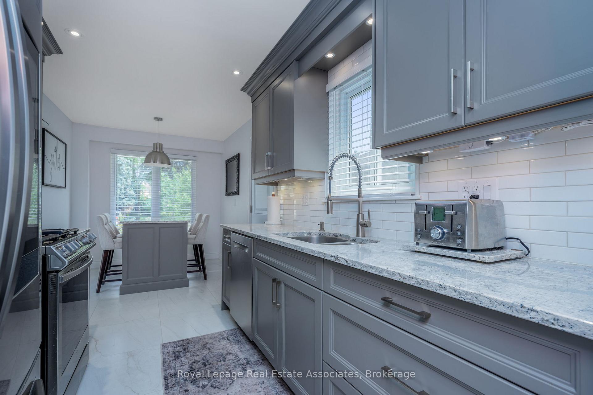 Photo 7 of 53 Fanshawe Drive, Brampton, Heart Lake West — HOMEH