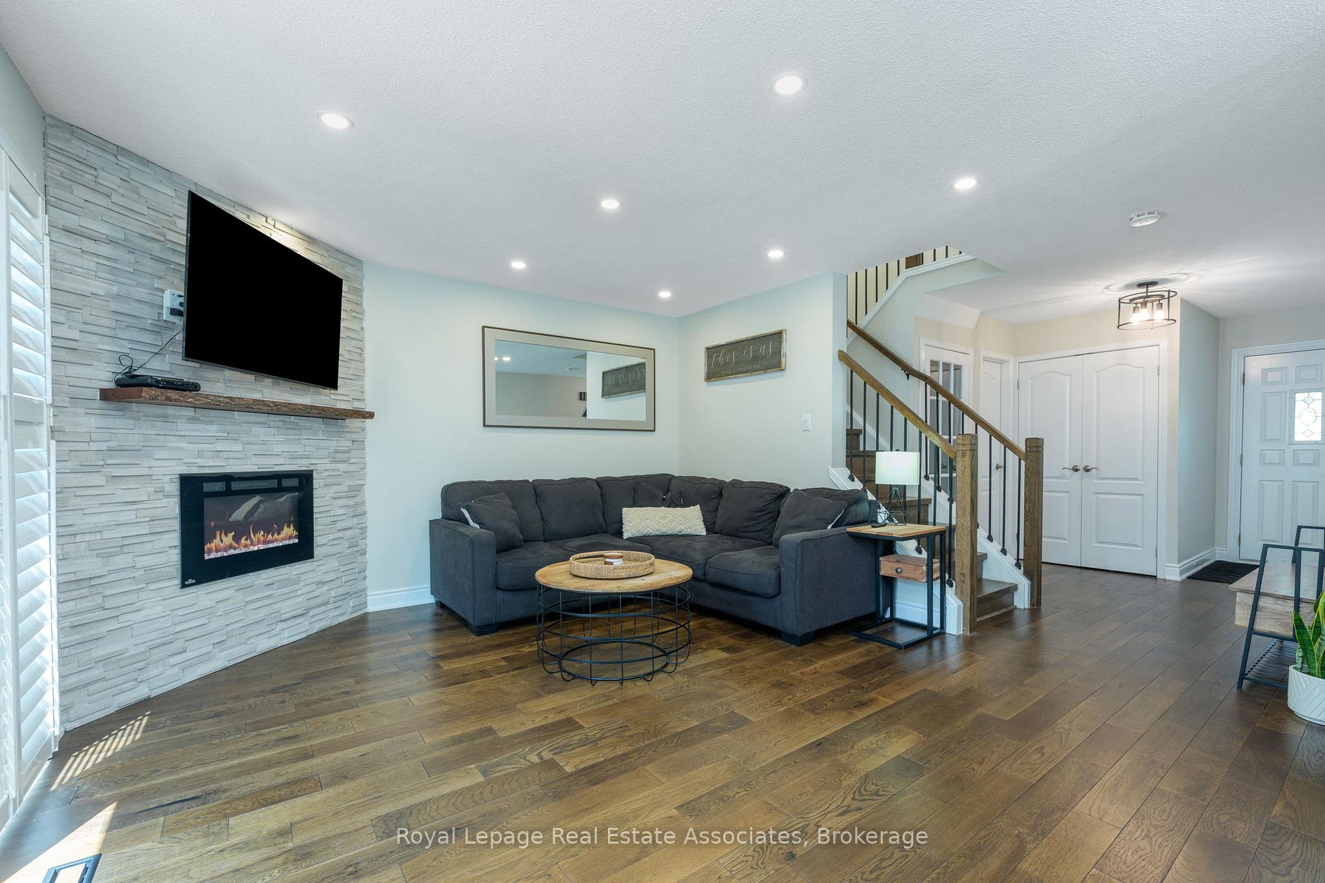 Photo 10 of 53 Fanshawe Drive, Brampton, Heart Lake West — HOMEH