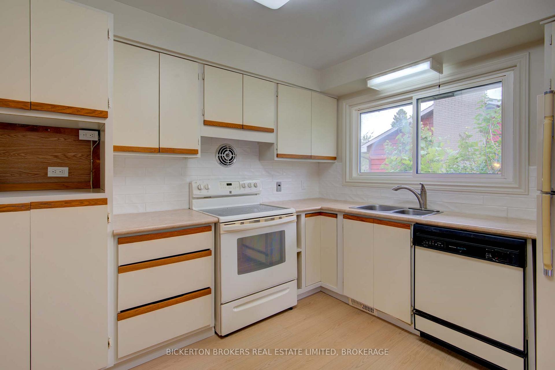 Photo 19 of 355 Elizabeth Drive, Gananoque — HOMEH