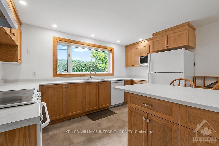 Photo 10 of 89 Beaver Ridge, Ottawa, City View/Skyline/Fisher Heights/Parkwood Hills — HOMEH