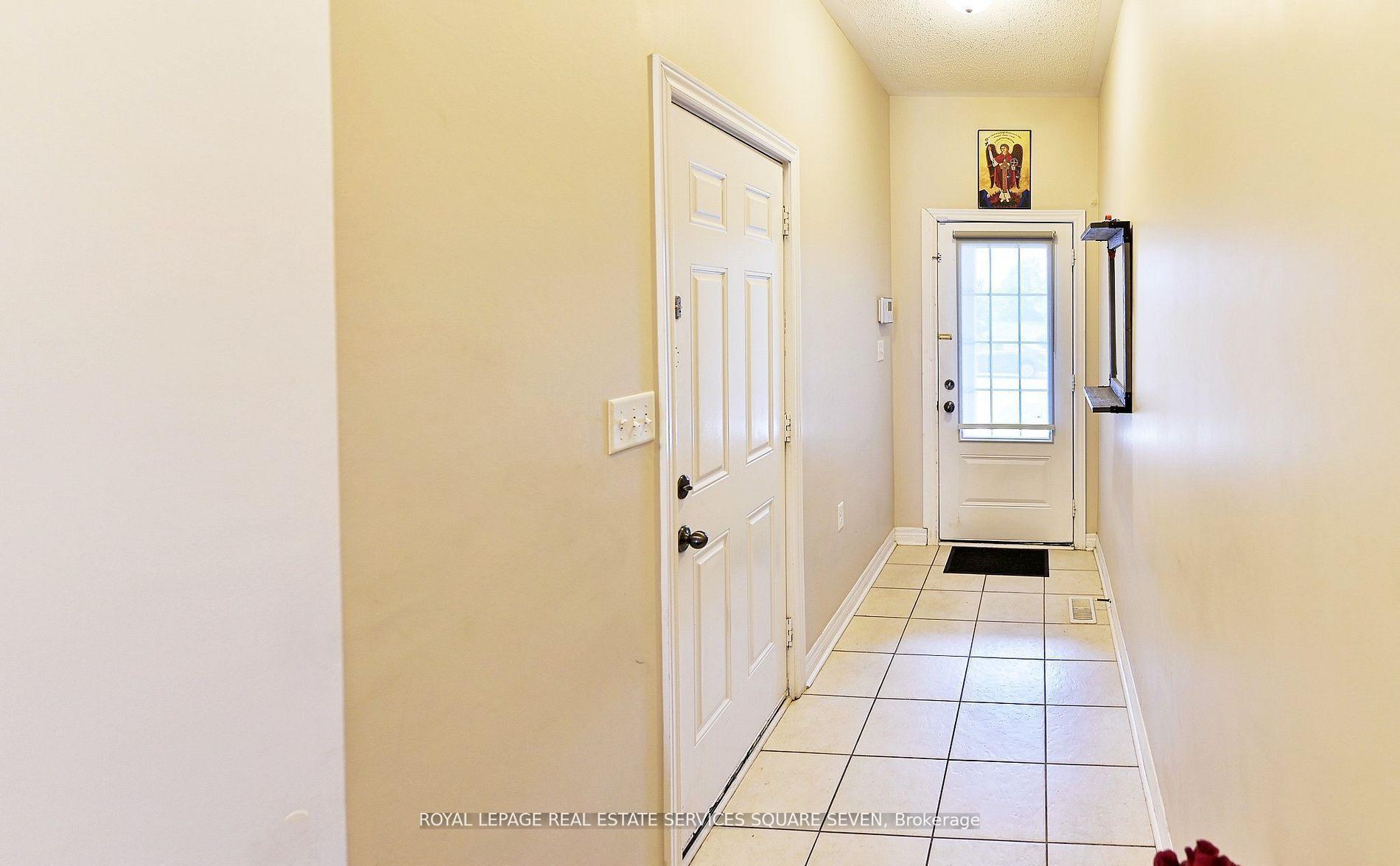 Photo 3 of Unit 3, 27 Pennycross Crescent, Brampton, Northwest Brampton — HOMEH