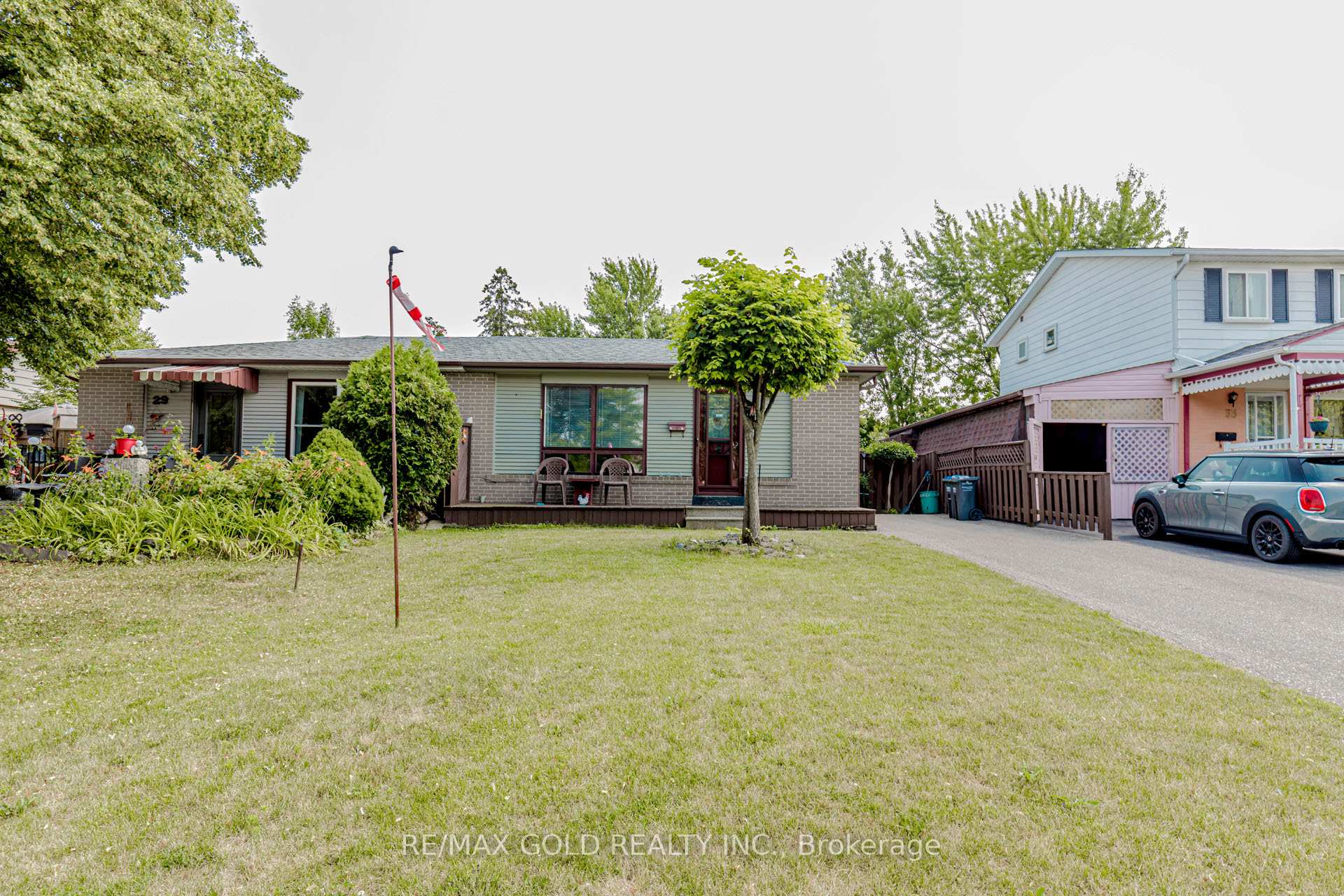 Front of 31 Fallingdale Crescent