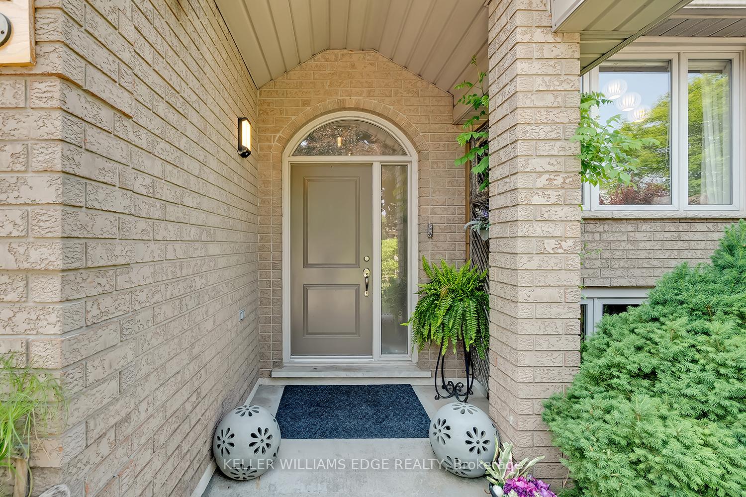 Photo 3 of 105 Glenhollow Drive, Hamilton, Stoney Creek Mountain — HOMEH