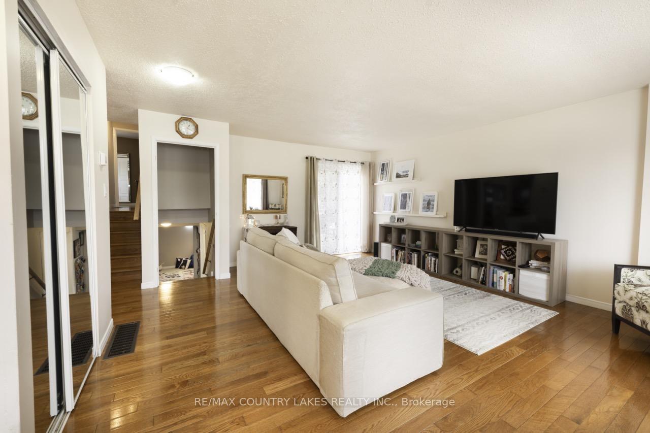Photo 4 of 228 Lakeland Crescent, Brock, Beaverton — HOMEH