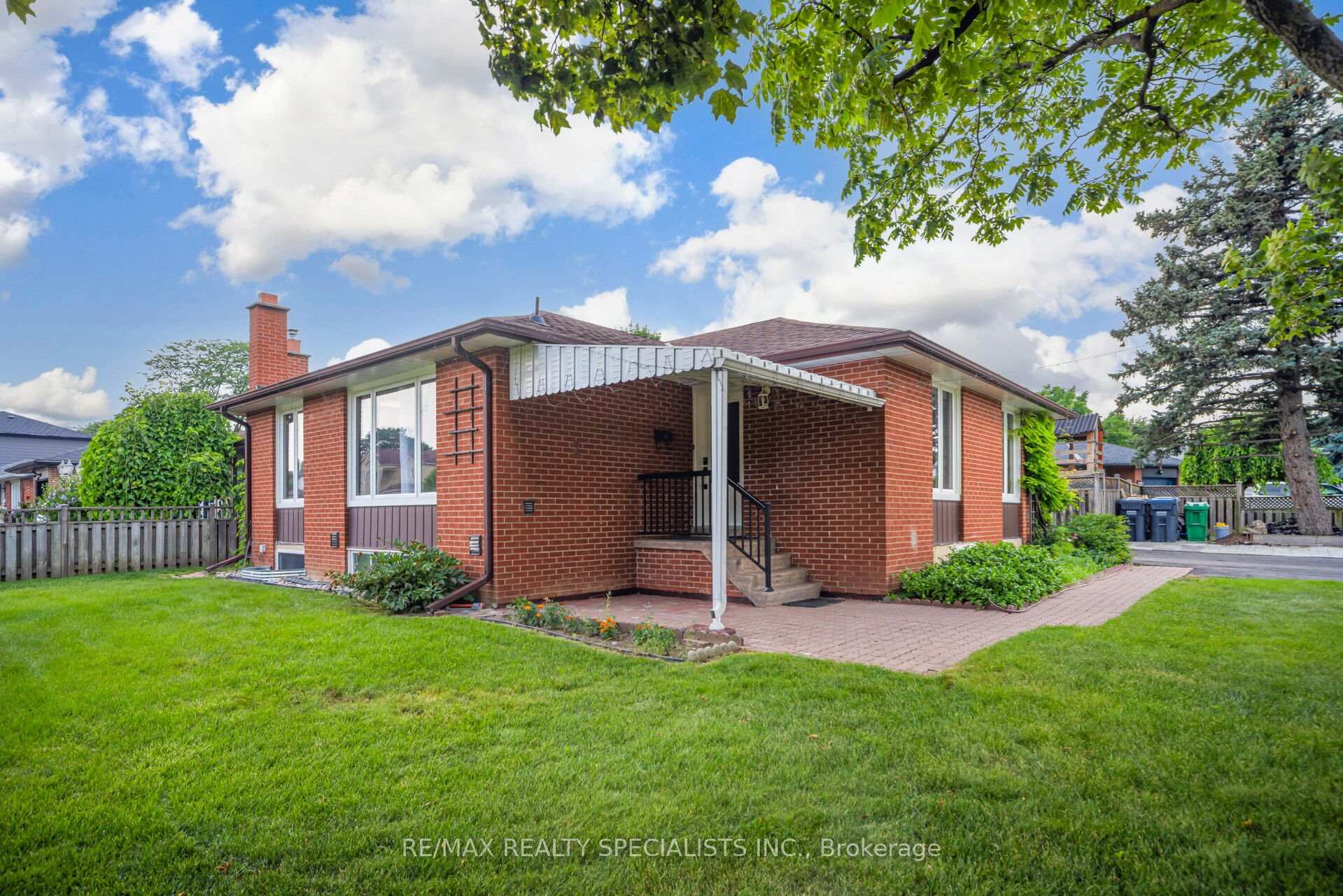 Photo 4 of 2 Dunster Crescent, Brampton, Southgate — HOMEH