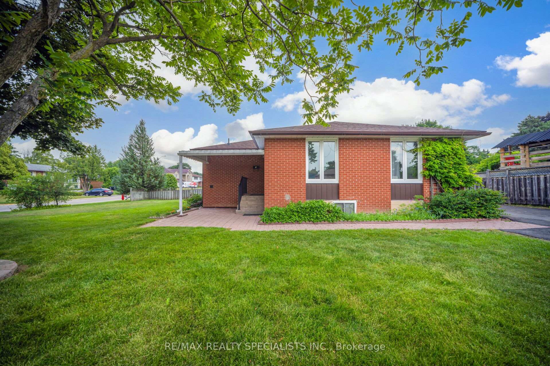 Photo 2 of 2 Dunster Crescent, Brampton, Southgate — HOMEH