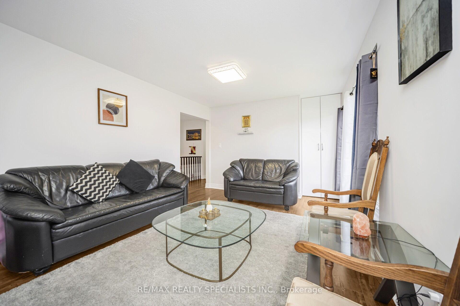 Photo 3 of 2 Dunster Crescent, Brampton, Southgate — HOMEH