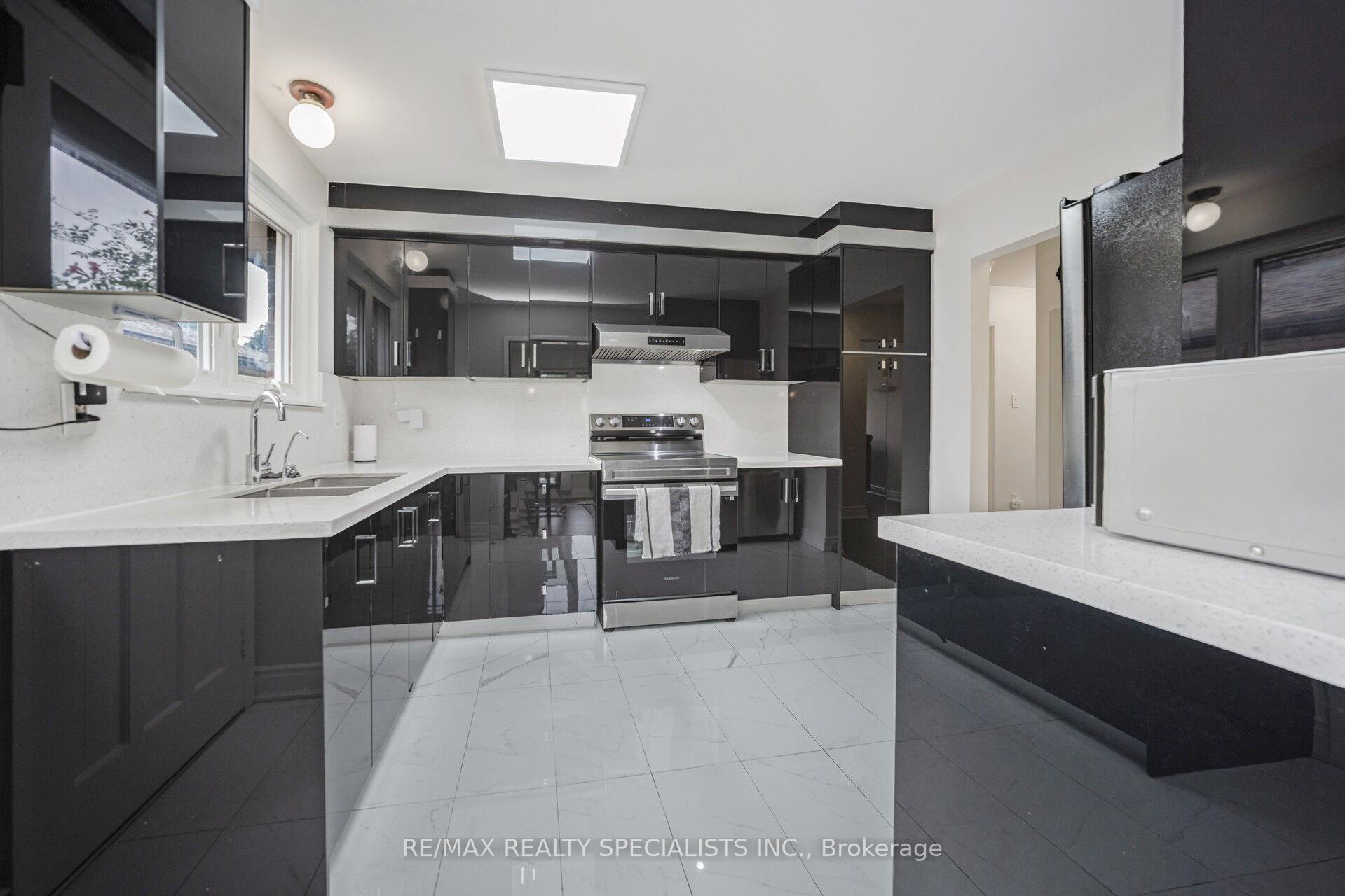 Photo 5 of 2 Dunster Crescent, Brampton, Southgate — HOMEH