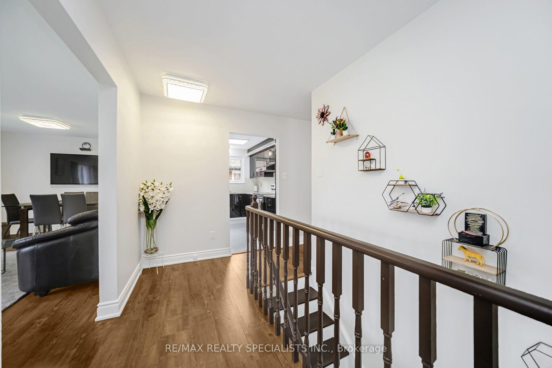 Photo 11 of 2 Dunster Crescent, Brampton, Southgate — HOMEH