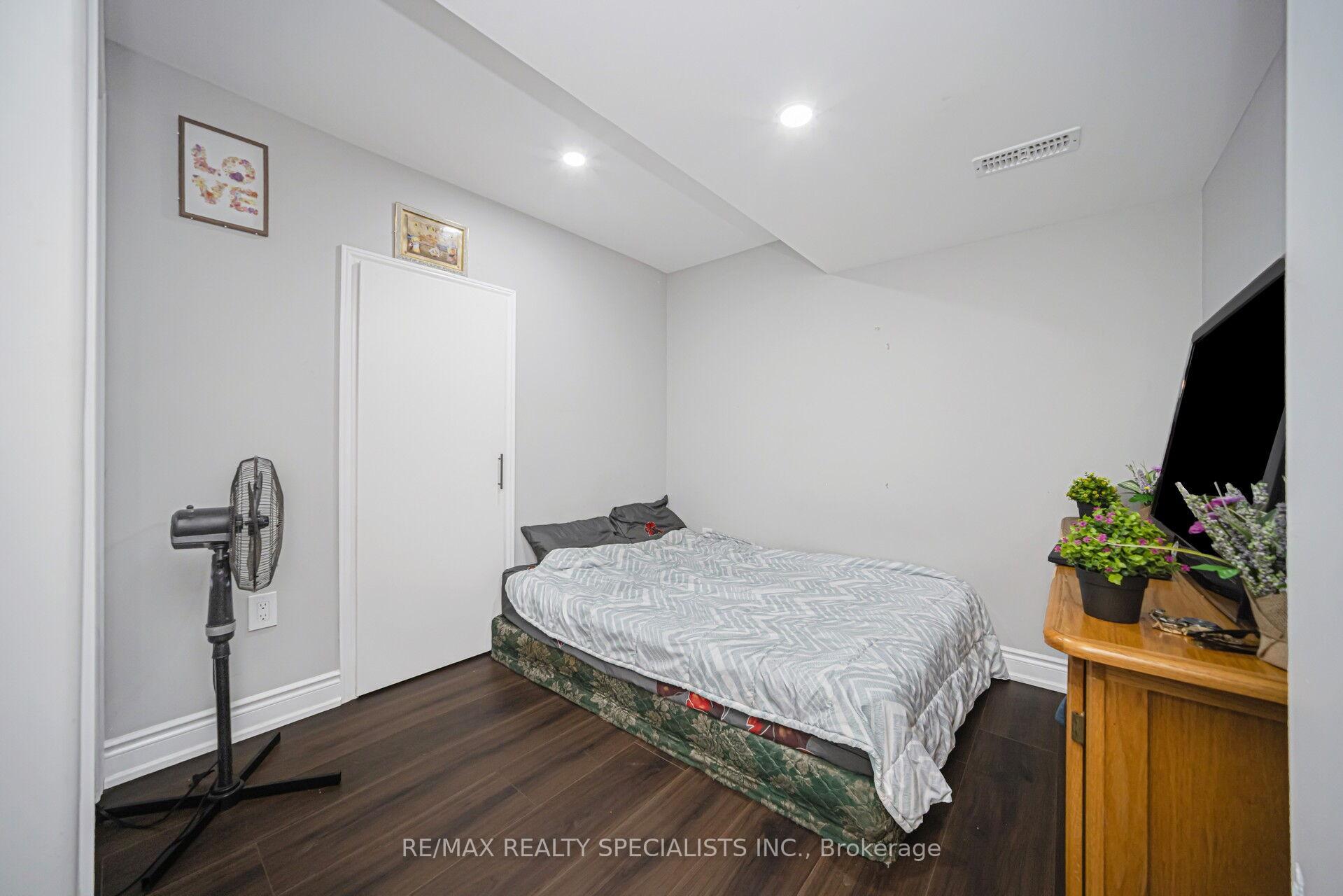 Photo 36 of 2 Dunster Crescent, Brampton, Southgate — HOMEH
