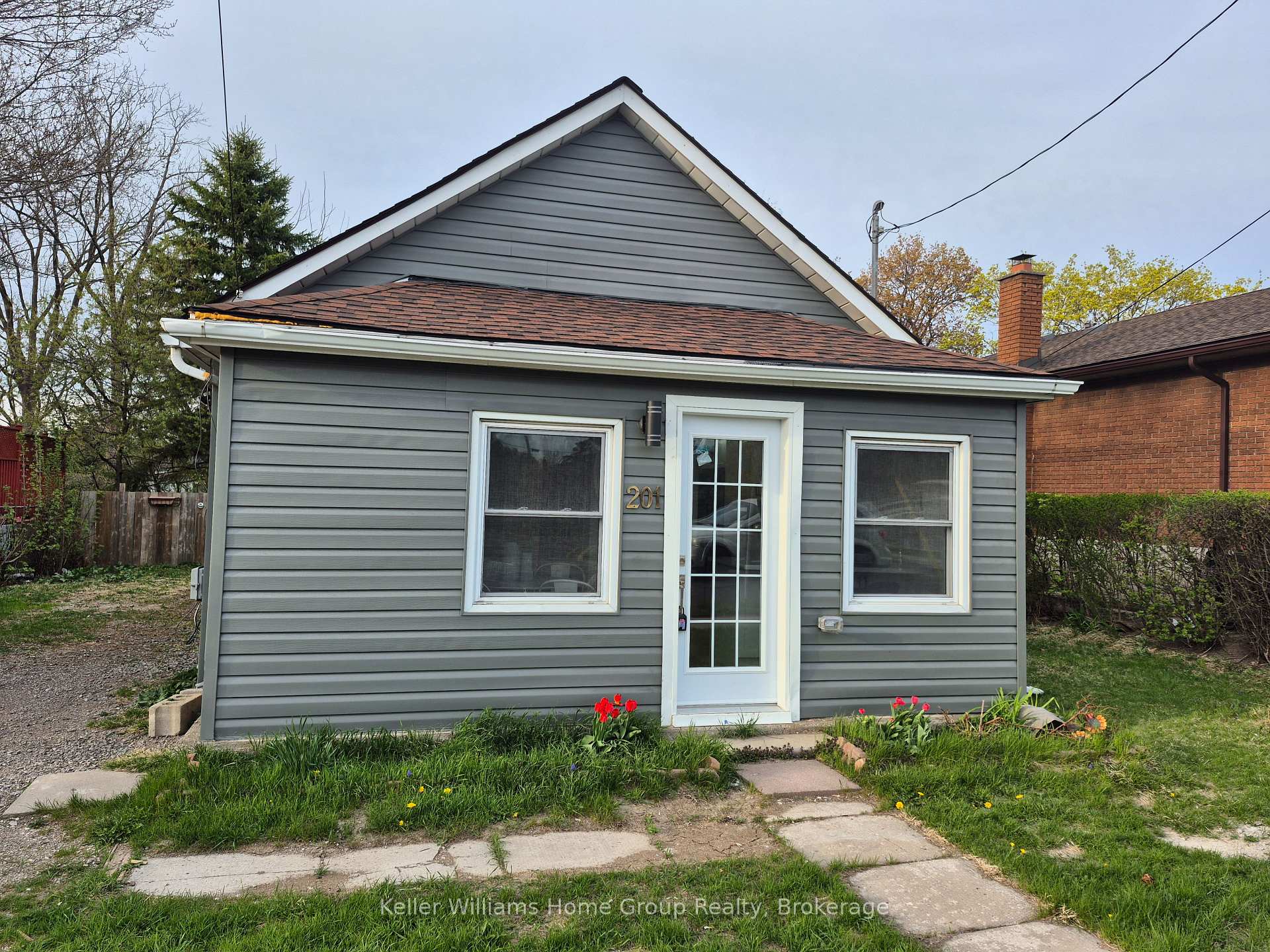 Front of 201 Fennell Avenue E