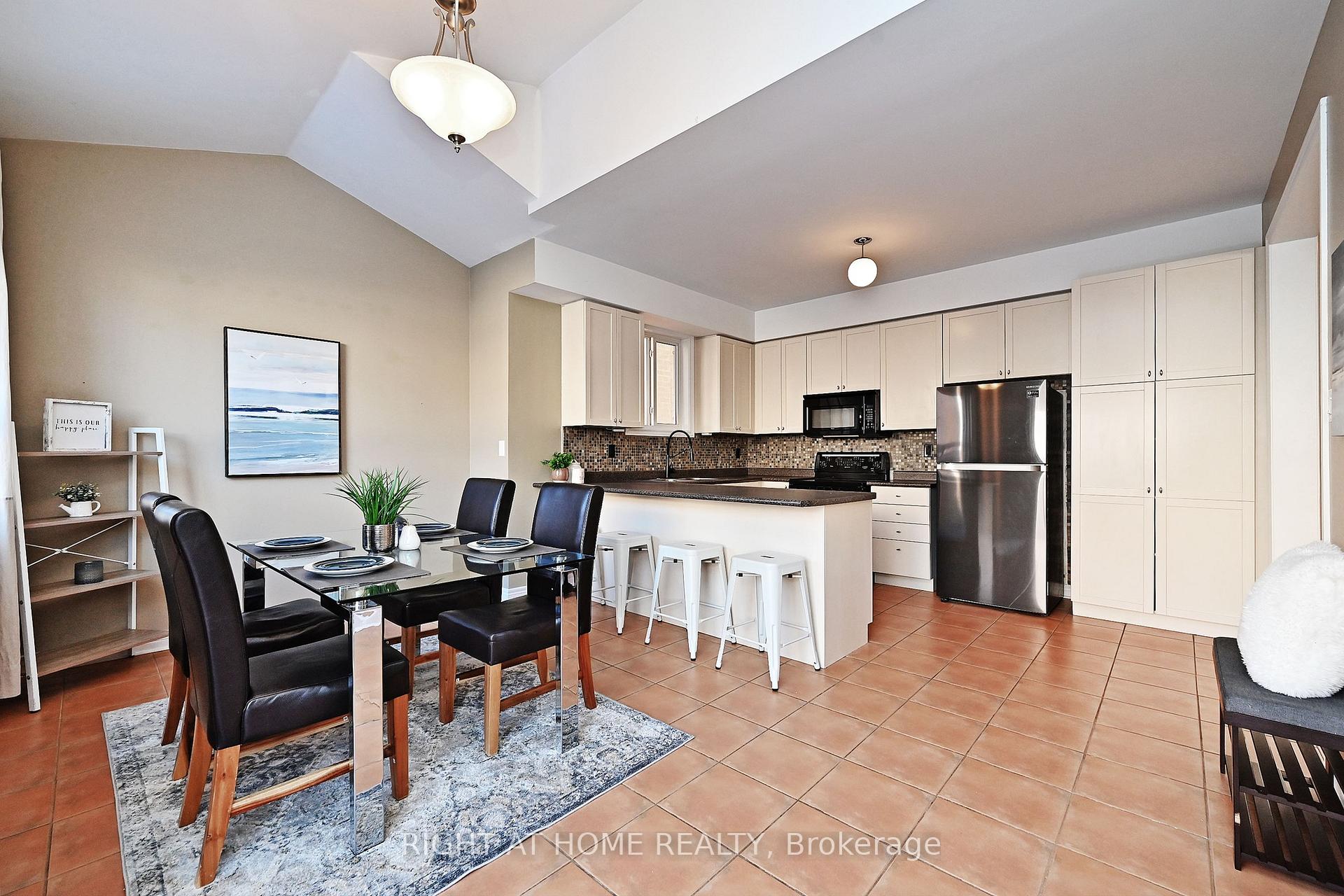 Photo 13 of 58 Valemount Way, Aurora, Bayview Wellington — HOMEH