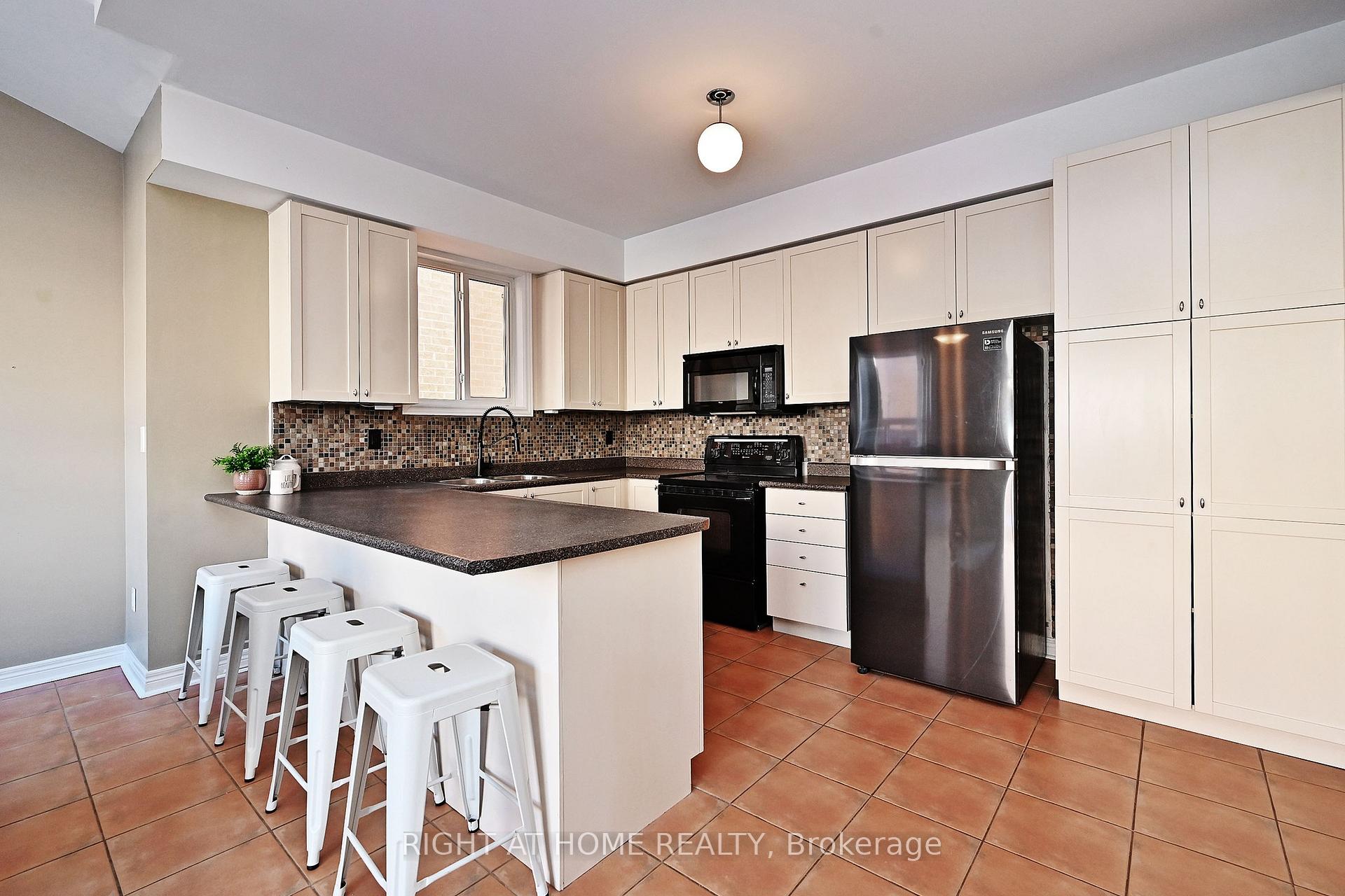 Photo 17 of 58 Valemount Way, Aurora, Bayview Wellington — HOMEH