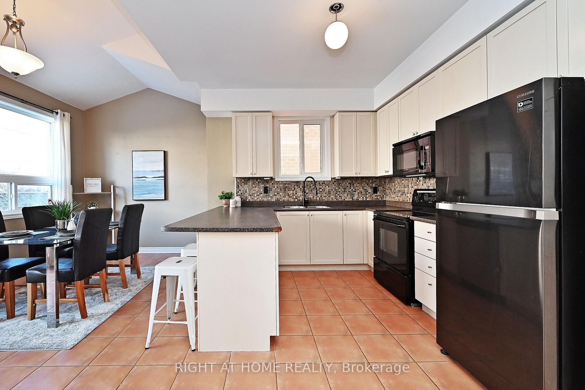 Photo 15 of 58 Valemount Way, Aurora, Bayview Wellington — HOMEH