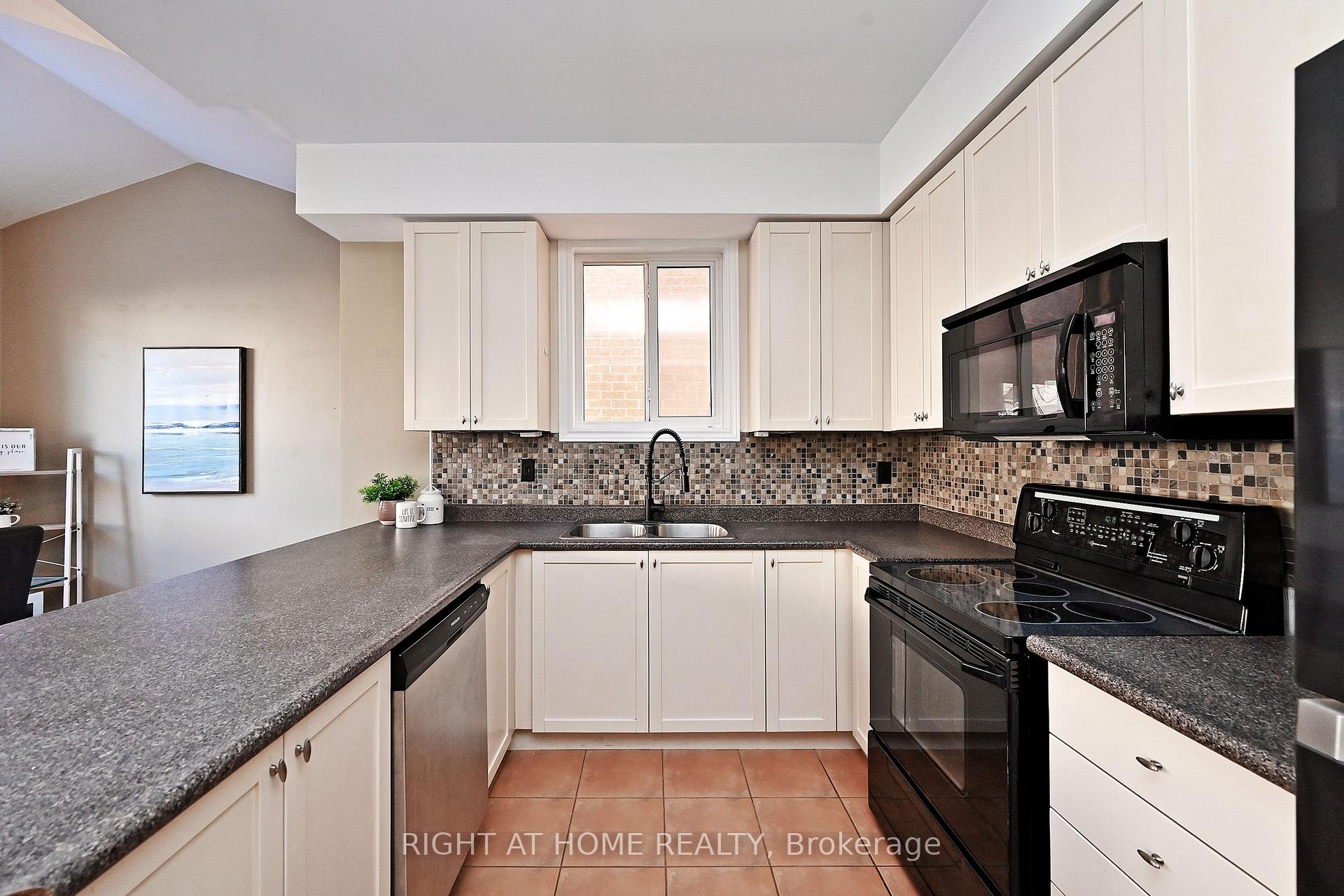 Photo 16 of 58 Valemount Way, Aurora, Bayview Wellington — HOMEH