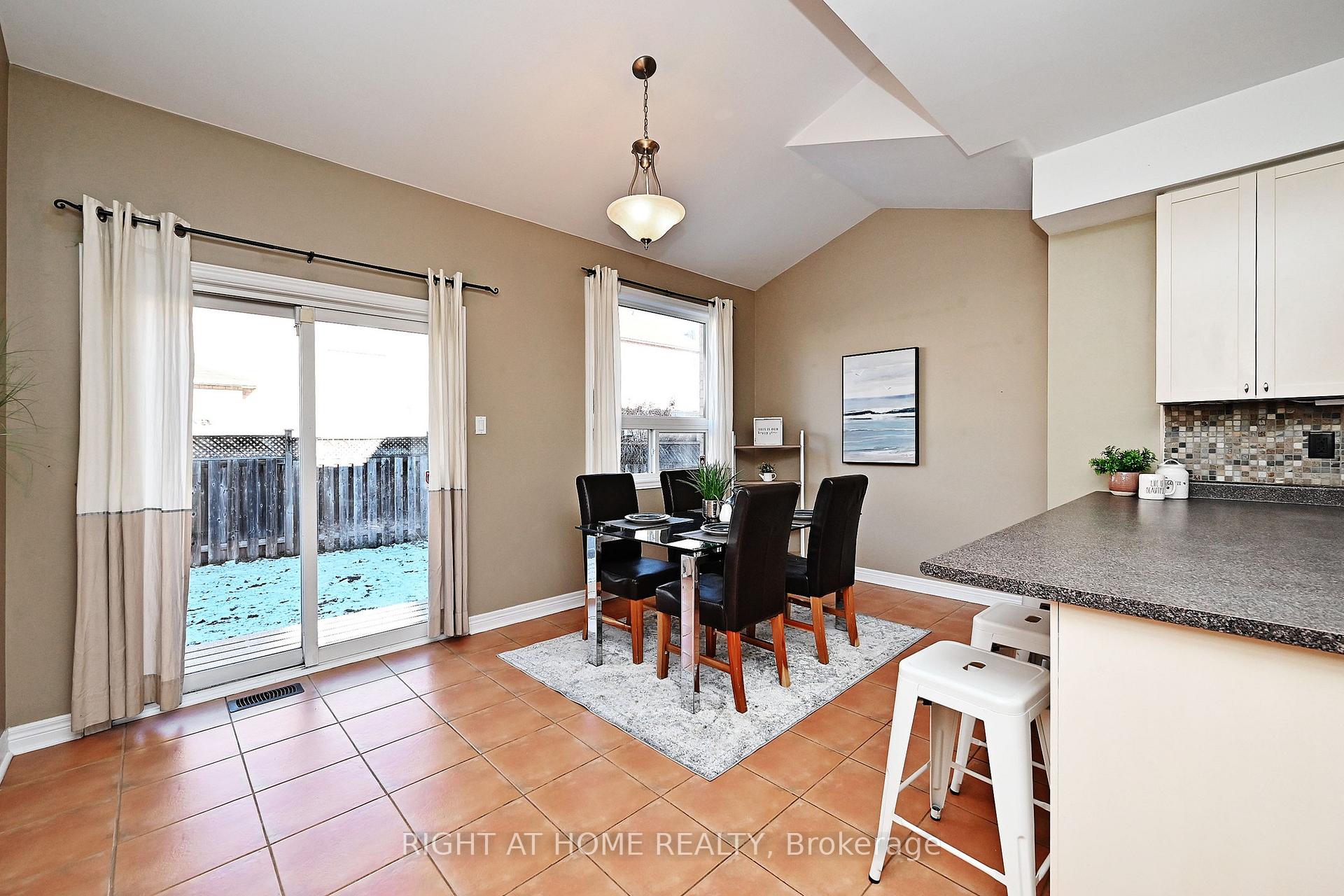 Photo 18 of 58 Valemount Way, Aurora, Bayview Wellington — HOMEH