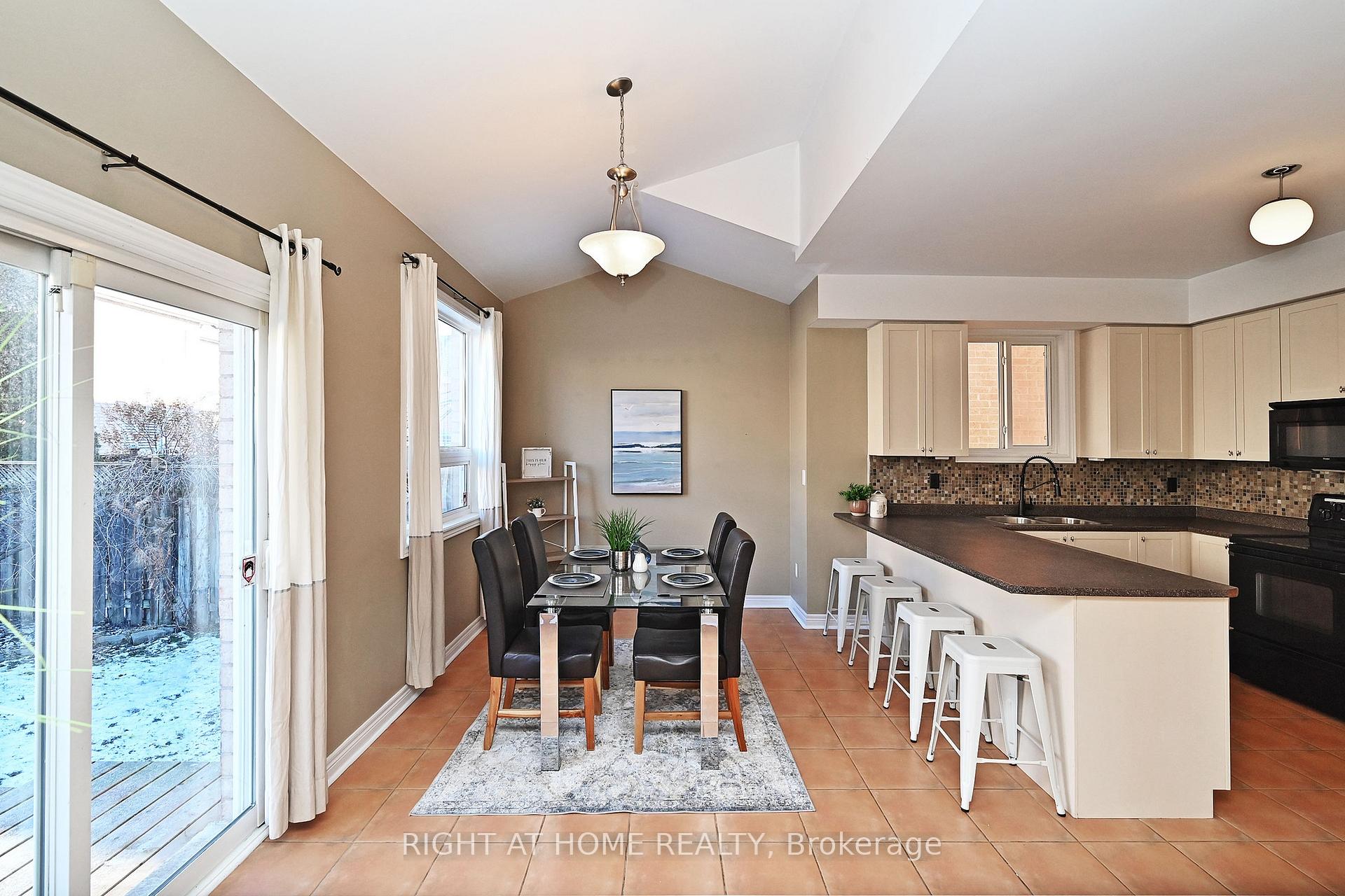 Photo 20 of 58 Valemount Way, Aurora, Bayview Wellington — HOMEH