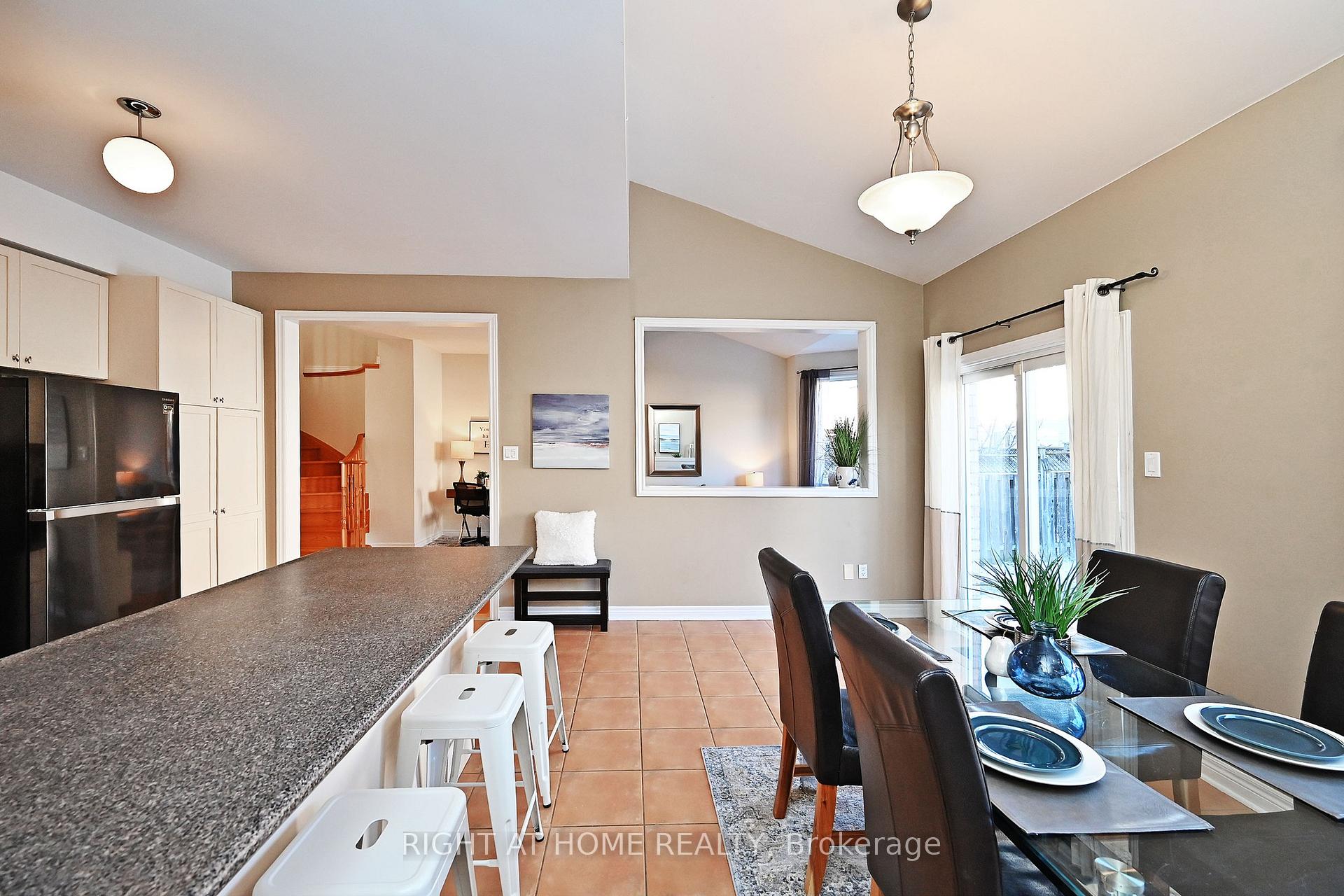 Photo 21 of 58 Valemount Way, Aurora, Bayview Wellington — HOMEH
