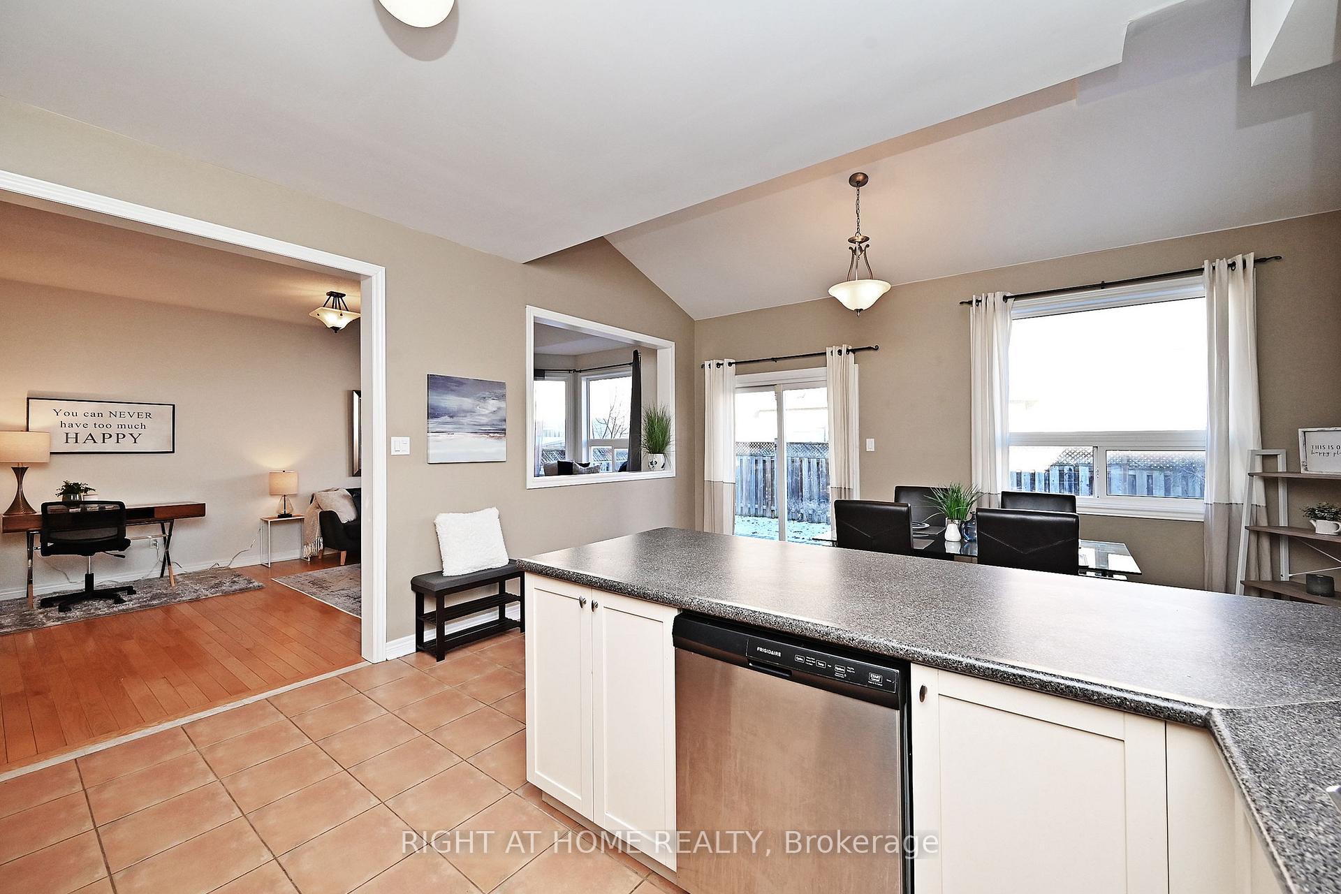 Photo 23 of 58 Valemount Way, Aurora, Bayview Wellington — HOMEH