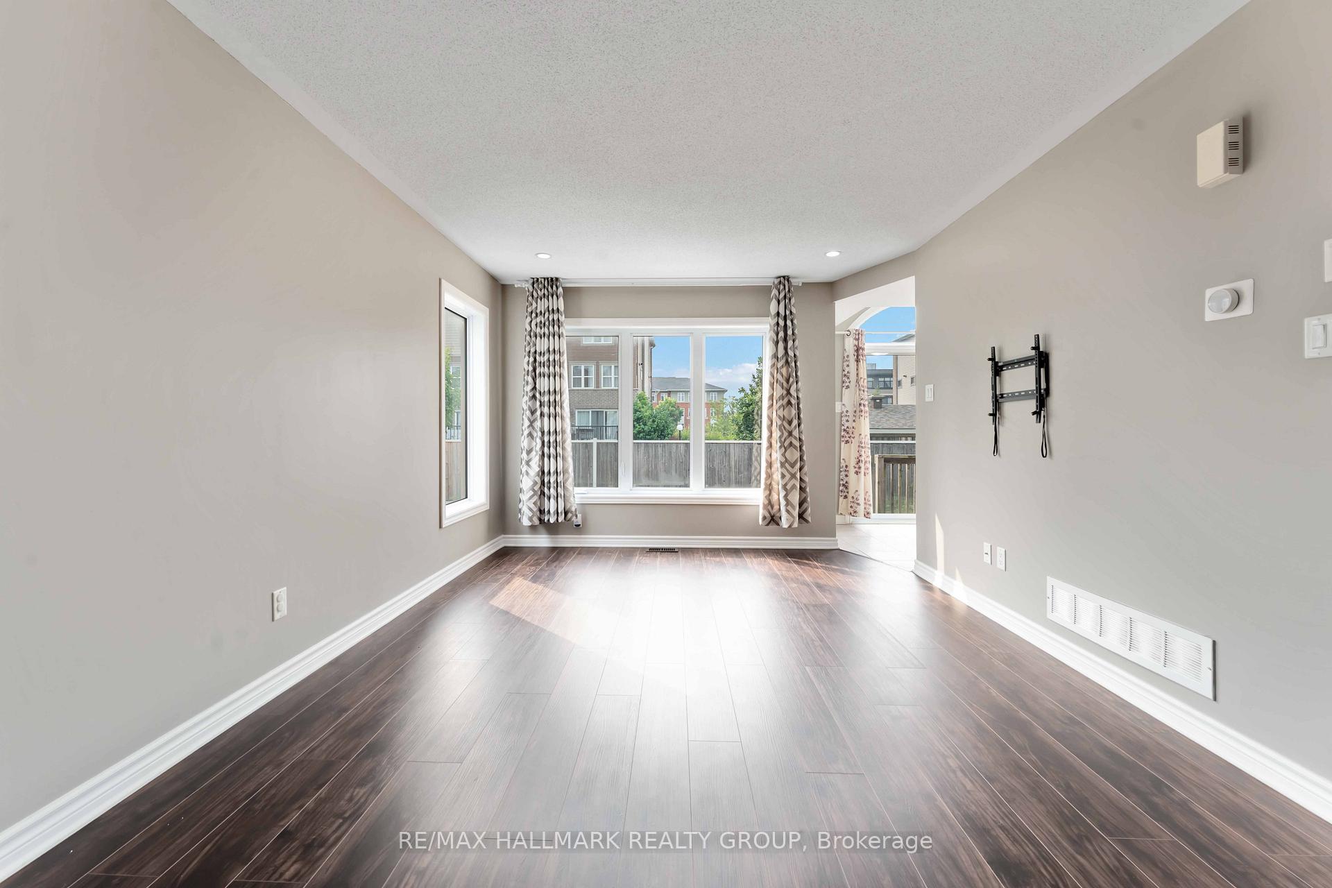 Photo 17 of 125 Mancini Way, Ottawa, Barrhaven - Strandherd — HOMEH