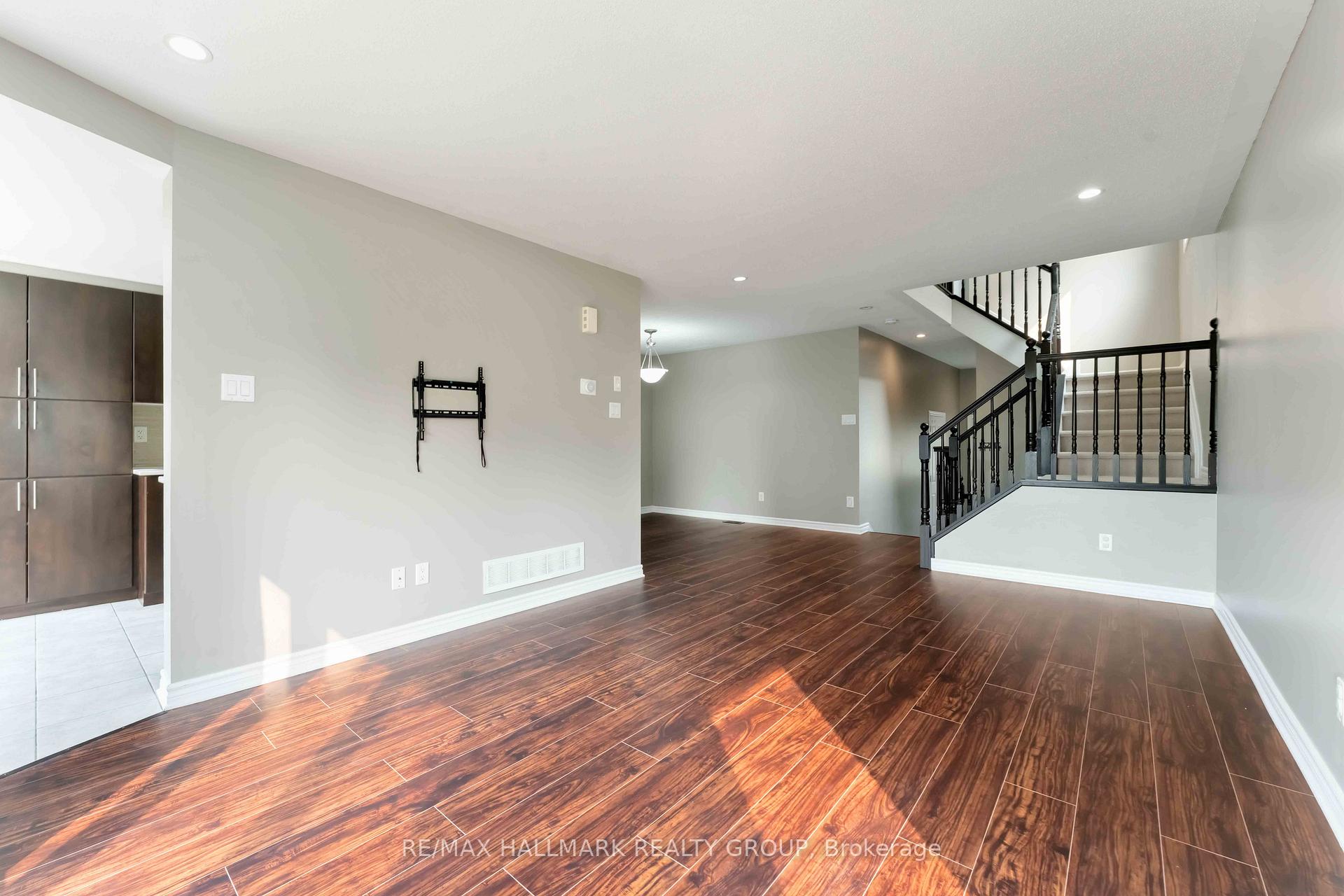 Photo 9 of 125 Mancini Way, Ottawa, Barrhaven - Strandherd — HOMEH