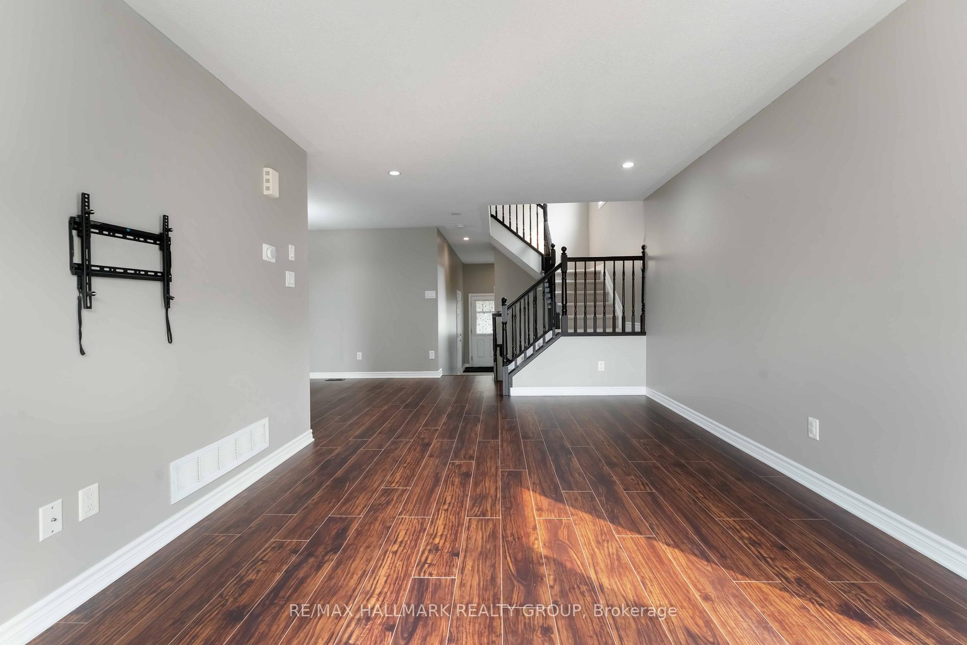 Photo 10 of 125 Mancini Way, Ottawa, Barrhaven - Strandherd — HOMEH