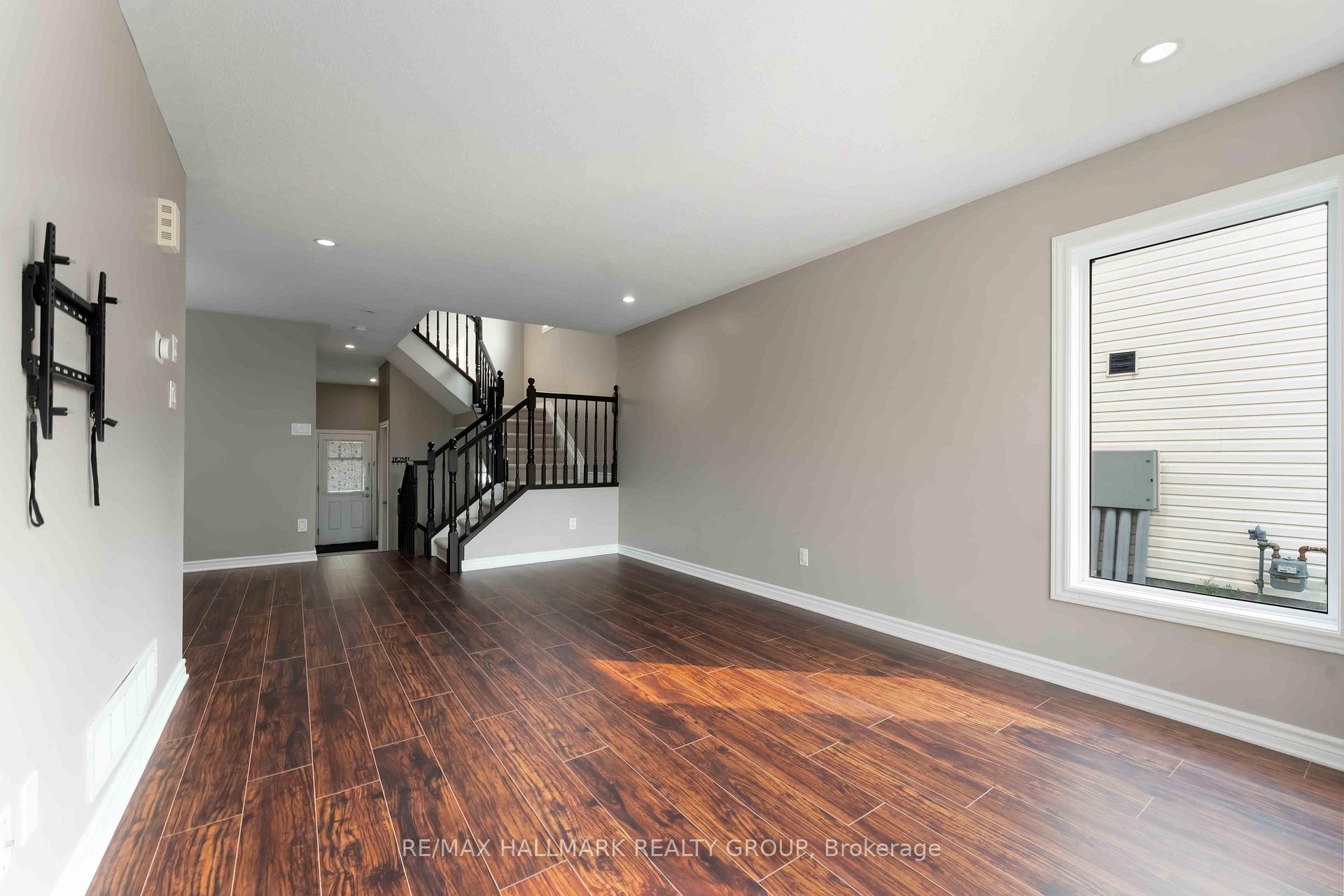 Photo 12 of 125 Mancini Way, Ottawa, Barrhaven - Strandherd — HOMEH