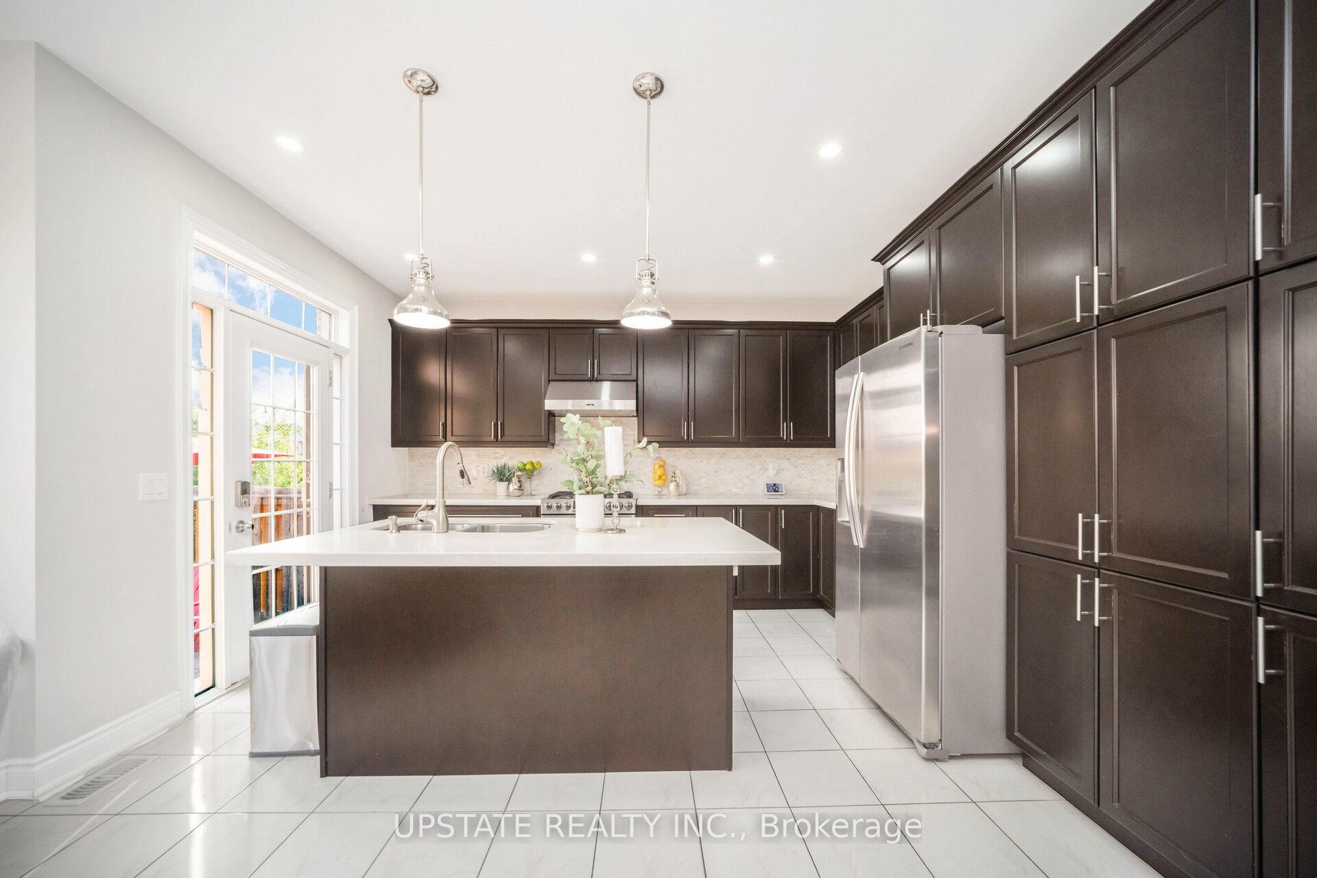 Photo 3 of 8 Lost Canyon Way, Brampton, Credit Valley — HOMEH