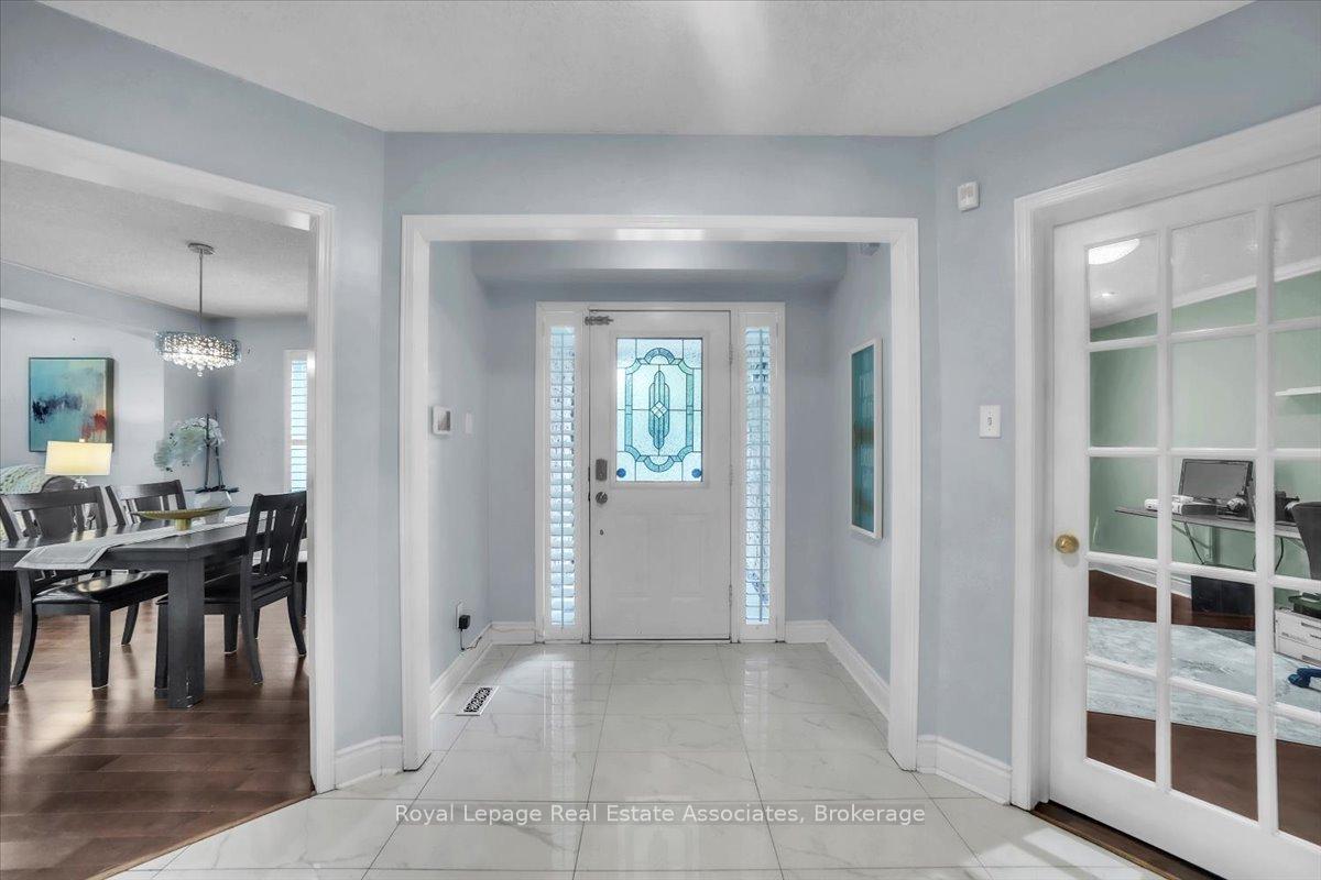 Photo 7 of 3 Stoneledge Circle, Brampton, Sandringham-Wellington — HOMEH