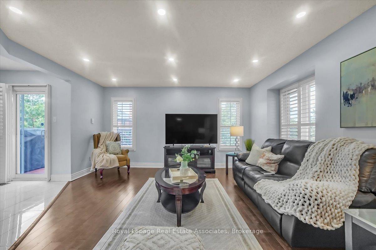 Photo 4 of 3 Stoneledge Circle, Brampton, Sandringham-Wellington — HOMEH