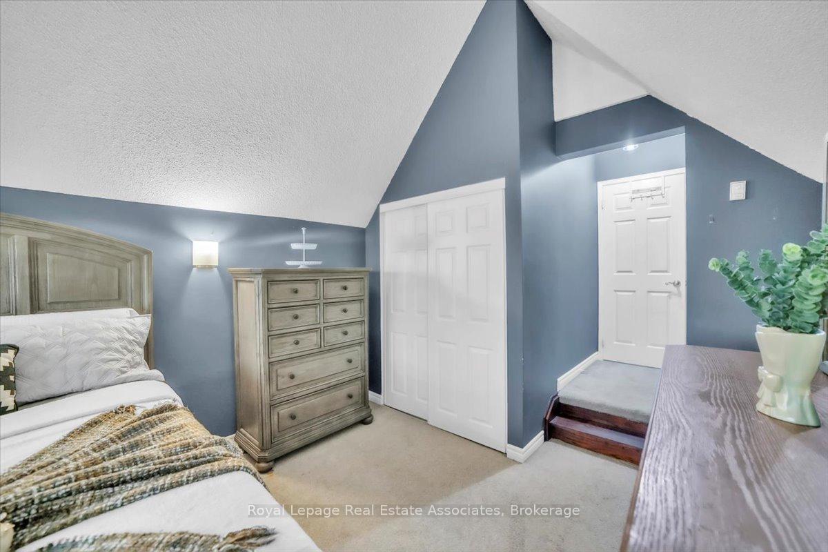 Photo 10 of 3 Stoneledge Circle, Brampton, Sandringham-Wellington — HOMEH