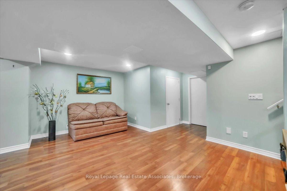 Photo 15 of 3 Stoneledge Circle, Brampton, Sandringham-Wellington — HOMEH