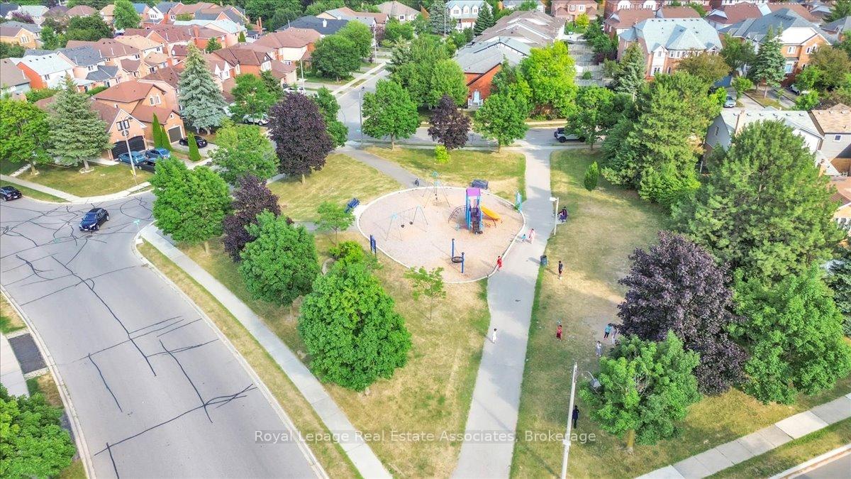Photo 19 of 3 Stoneledge Circle, Brampton, Sandringham-Wellington — HOMEH
