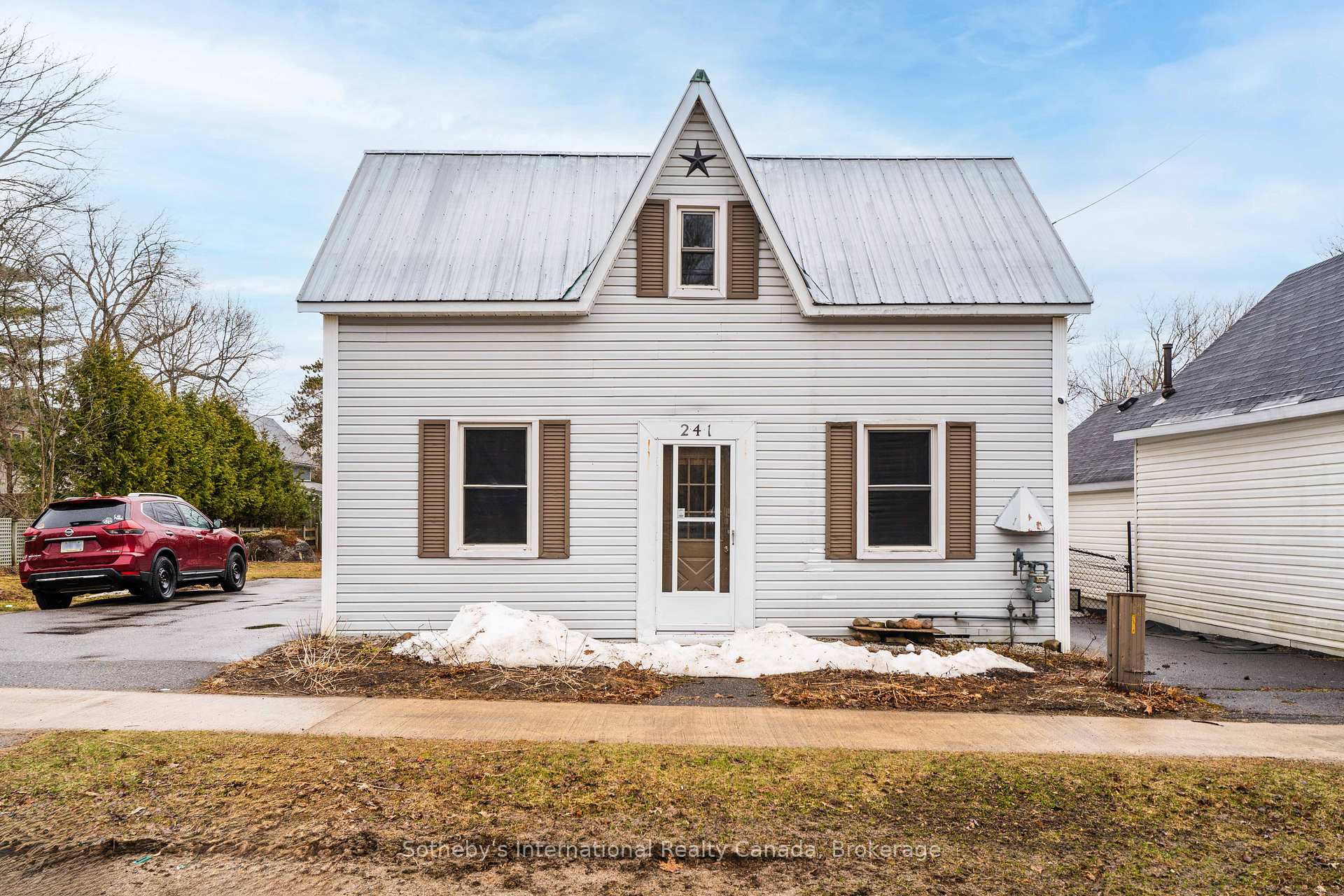 Photo 2 of 241 Phillip Street E, Gravenhurst, Muskoka (S) — HOMEH