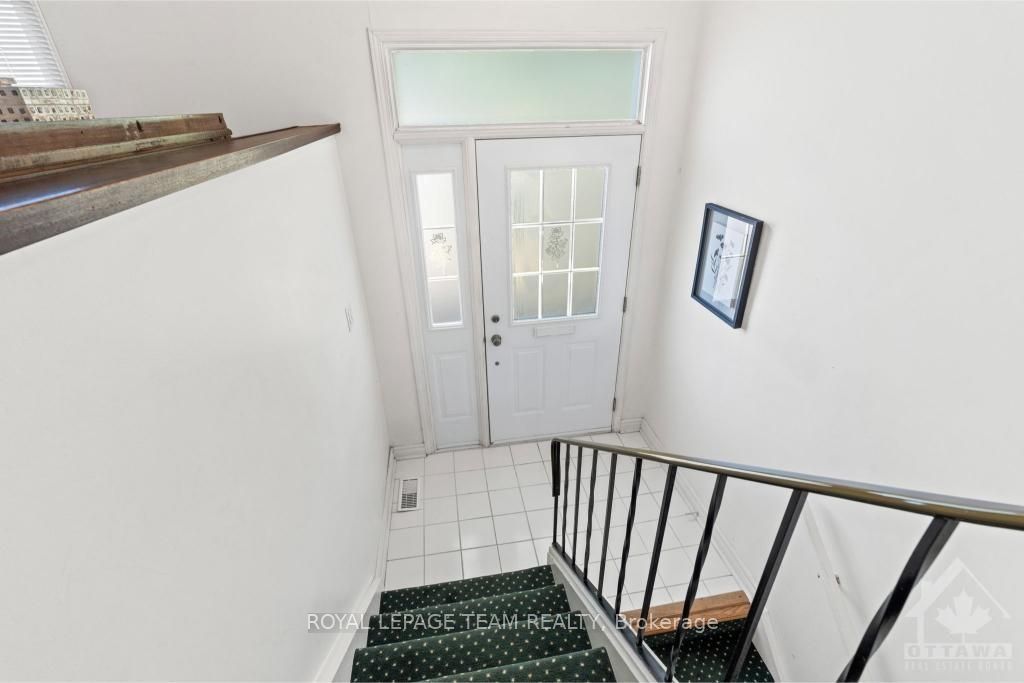 Photo 2 of 6 Assiniboine Drive, Ottawa, Borden Farm/Stewart Farm/Carleton Heights/Parkwood Hills — HOMEH
