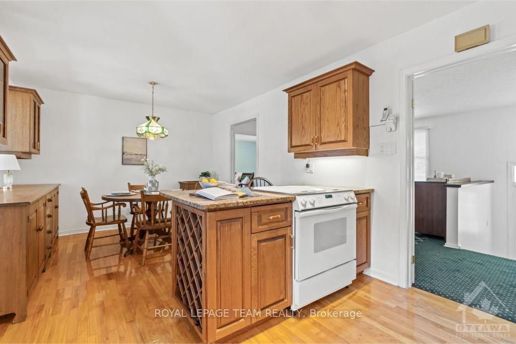 Photo 12 of 6 Assiniboine Drive, Ottawa, Borden Farm/Stewart Farm/Carleton Heights/Parkwood Hills — HOMEH