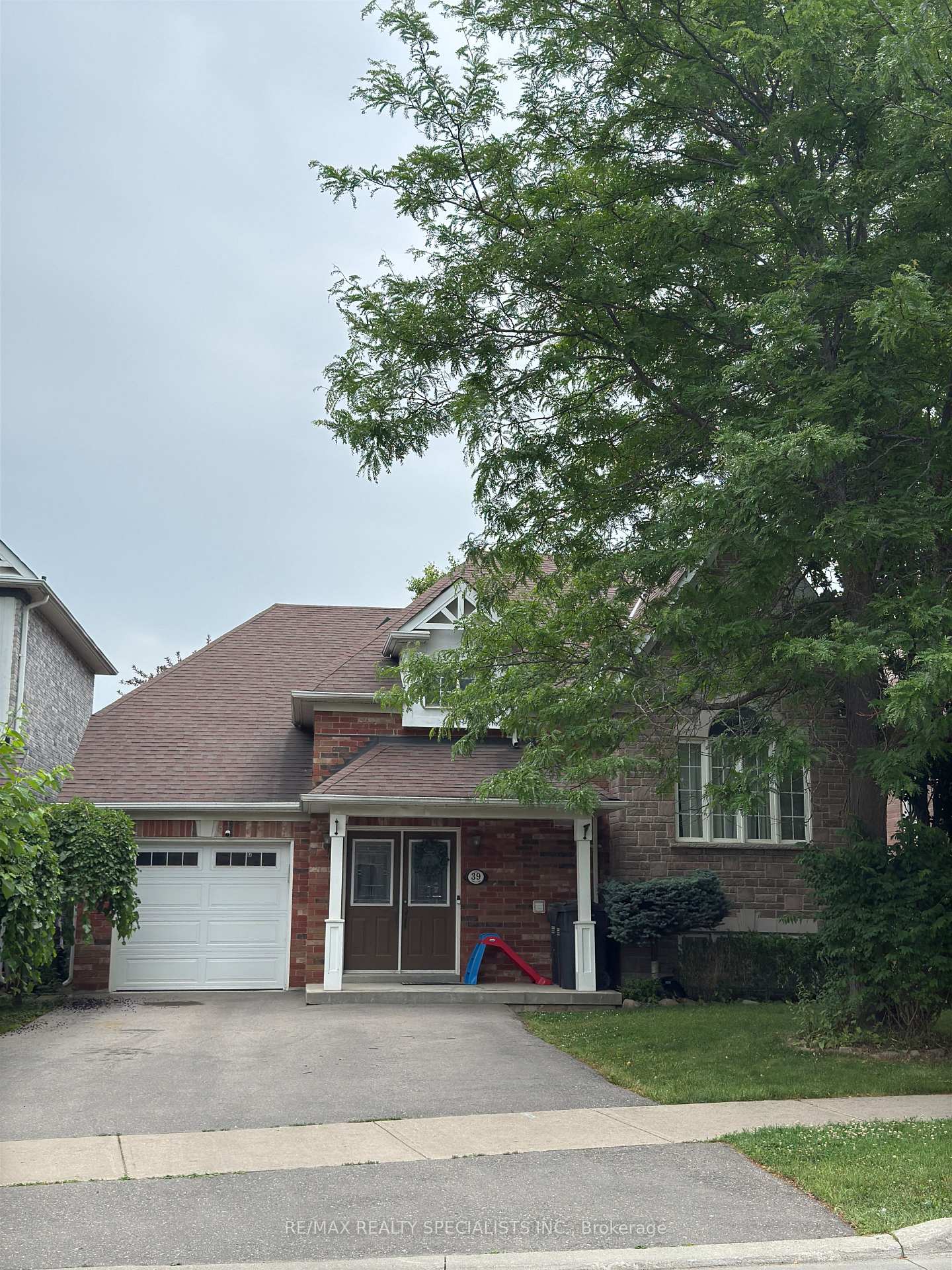 Front of 39 Treeline Boulevard