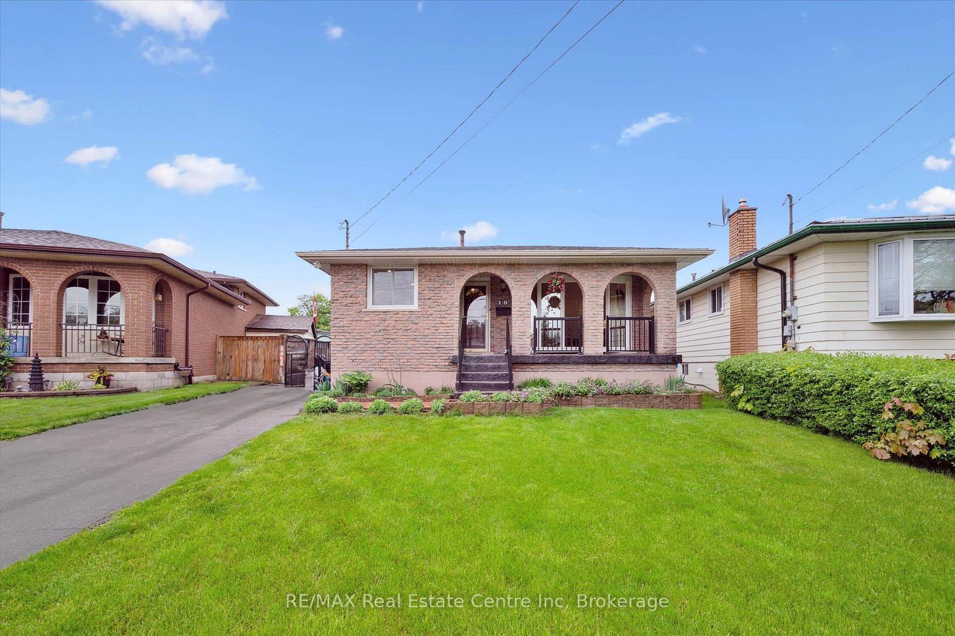 Front of 10 Villa Court