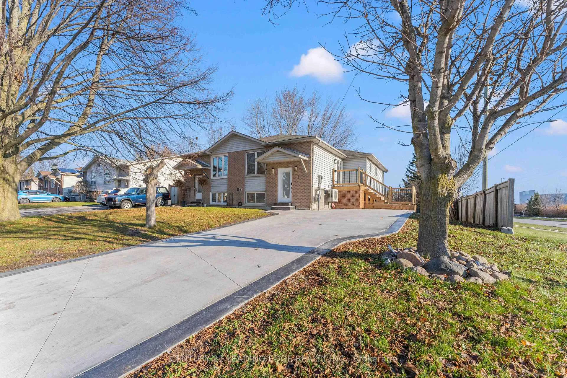 Photo 2 of 1 Lockhart Gate, Clarington, Bowmanville — HOMEH