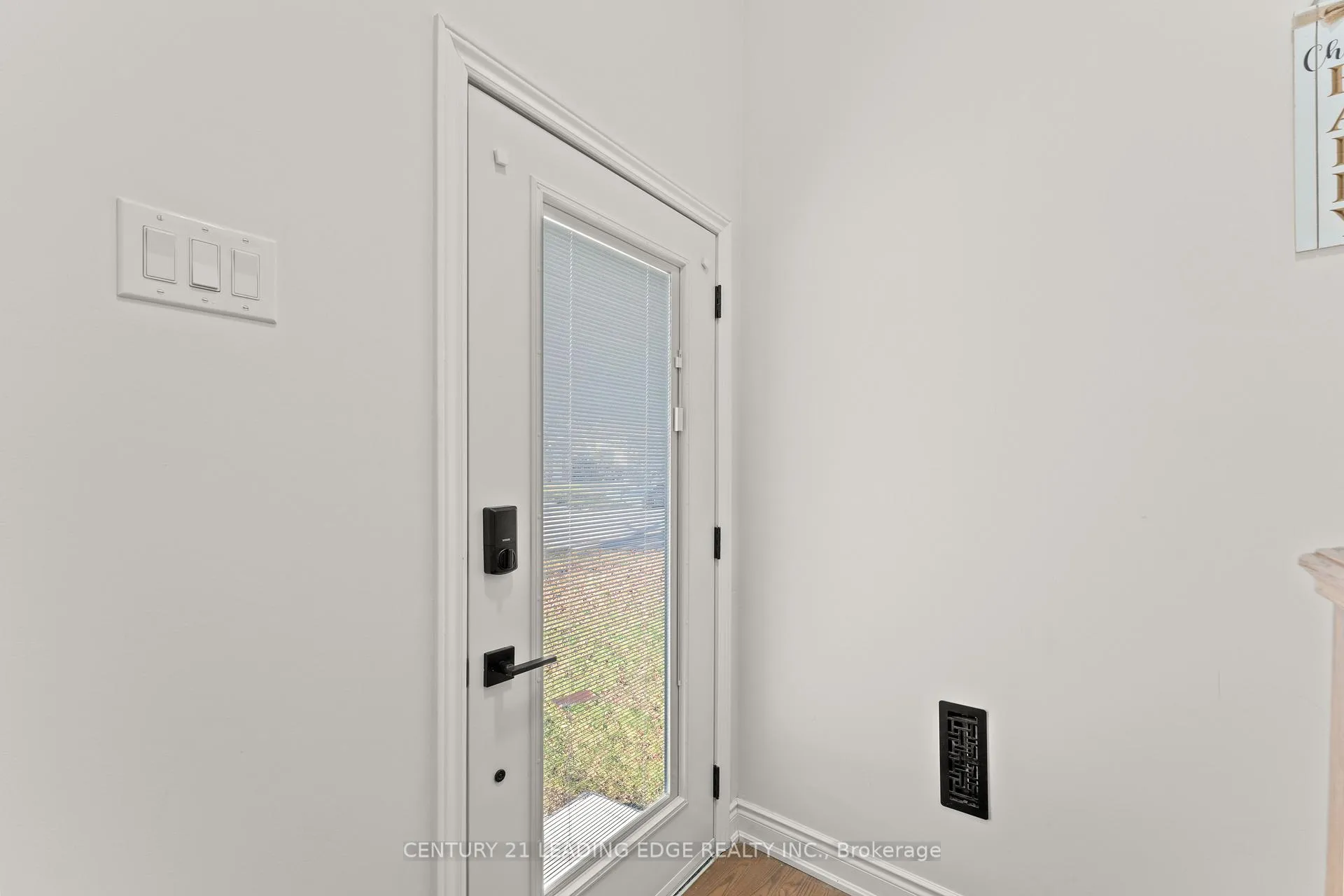 Photo 8 of 1 Lockhart Gate, Clarington, Bowmanville — HOMEH