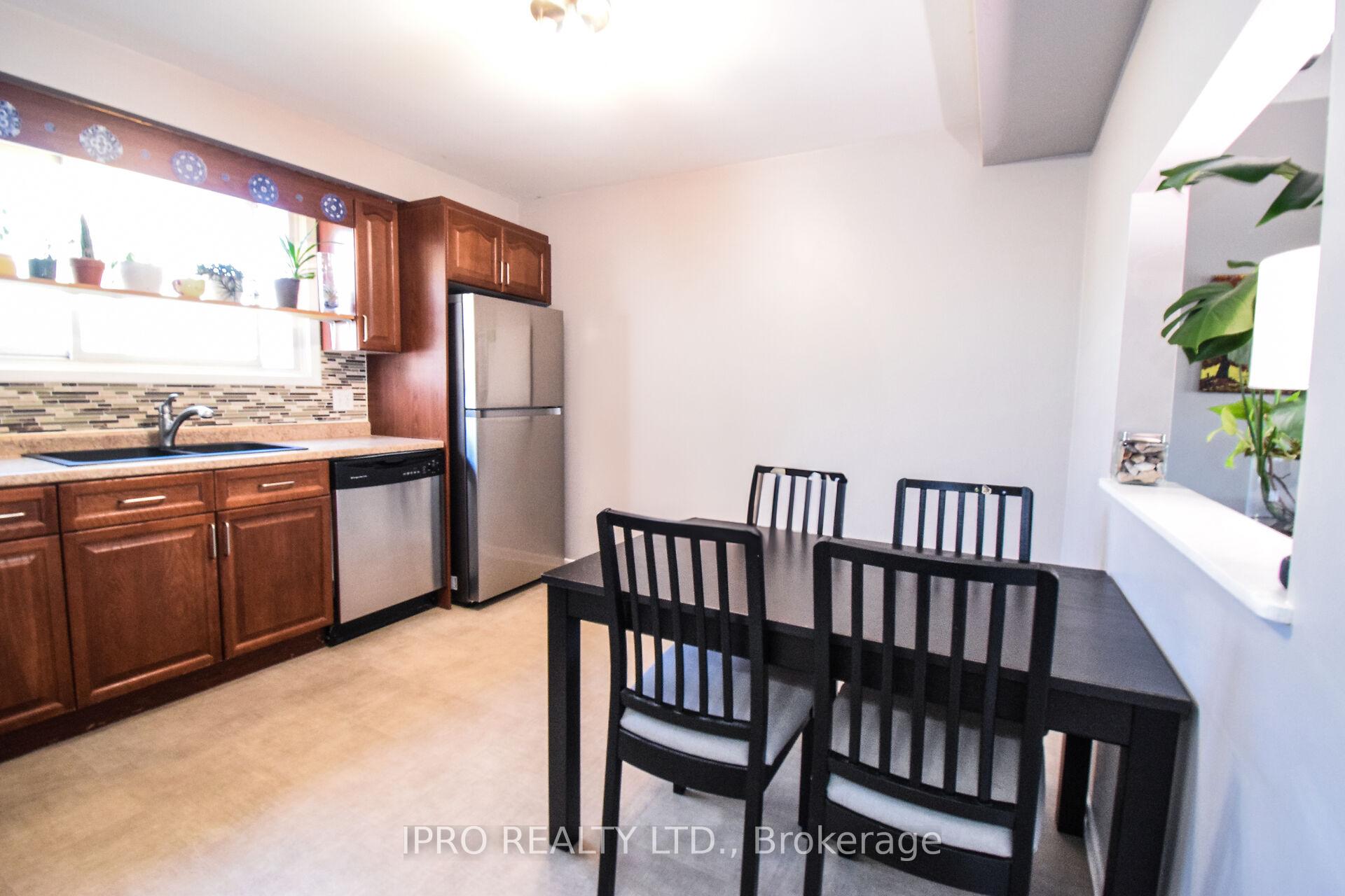Photo 6 of 45 Brackencrest Road, St. Catharines, Secord Woods — HOMEH