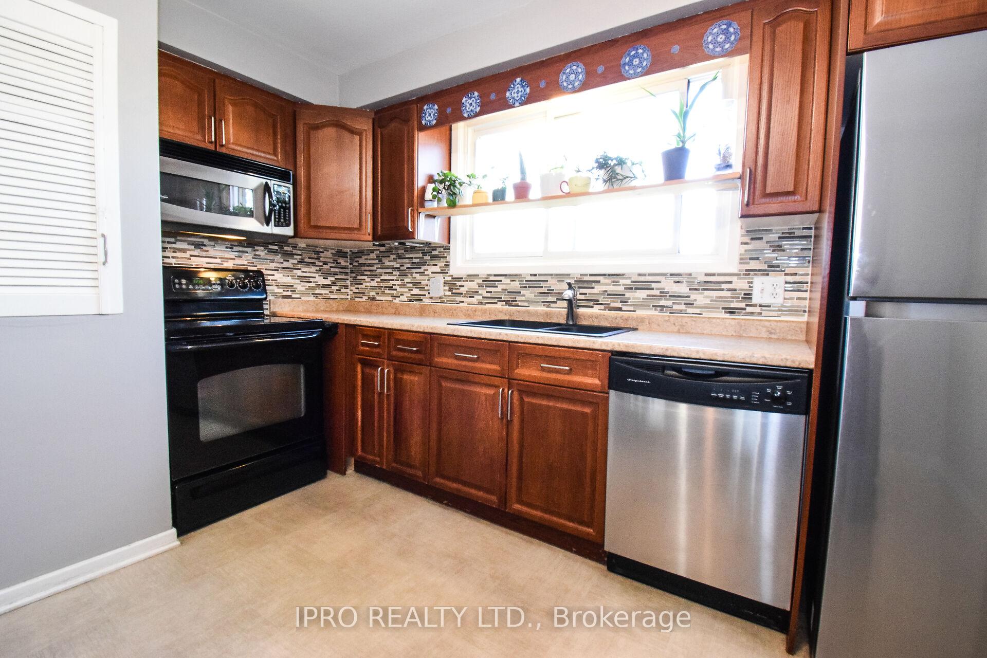 Photo 7 of 45 Brackencrest Road, St. Catharines, Secord Woods — HOMEH