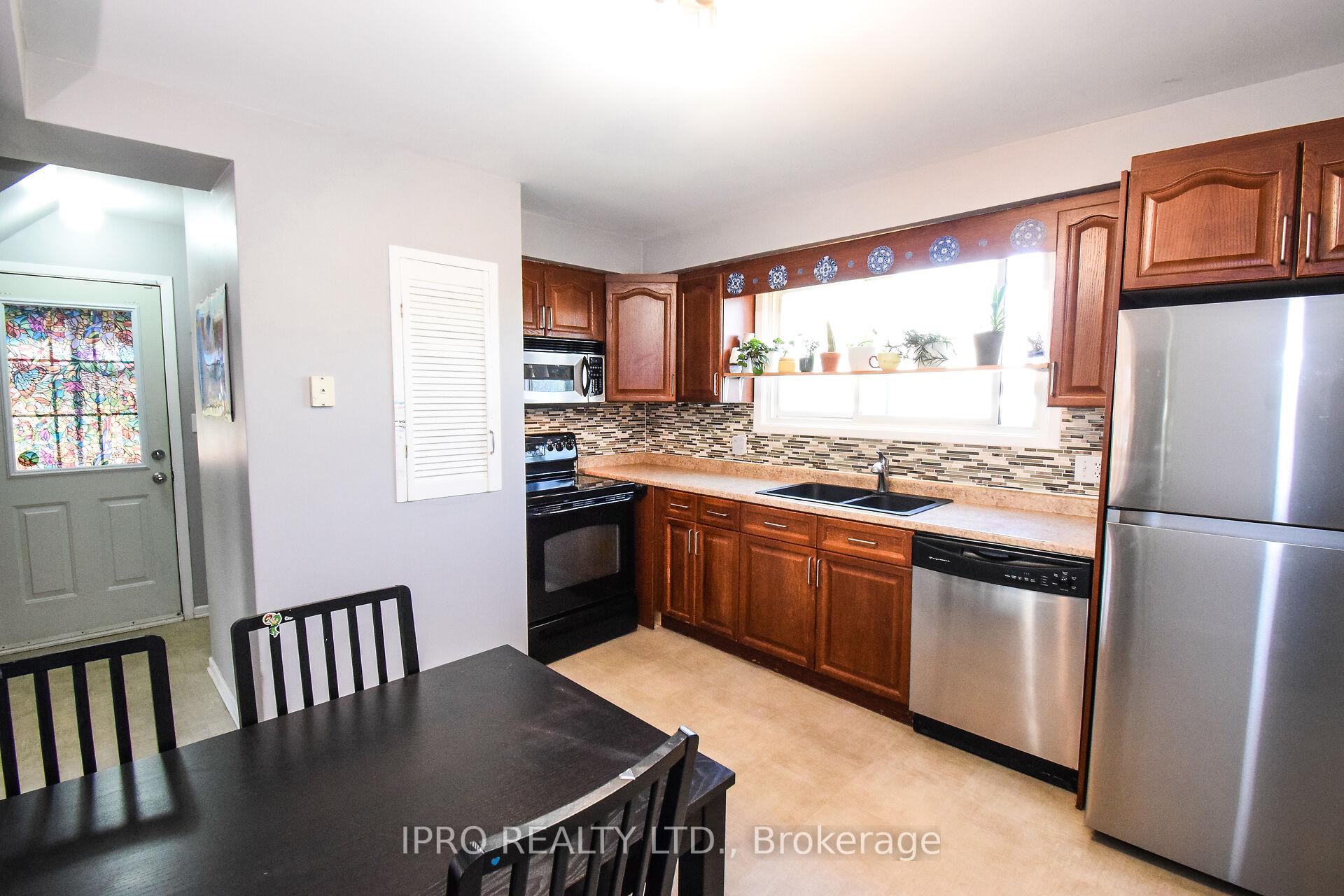 Photo 8 of 45 Brackencrest Road, St. Catharines, Secord Woods — HOMEH