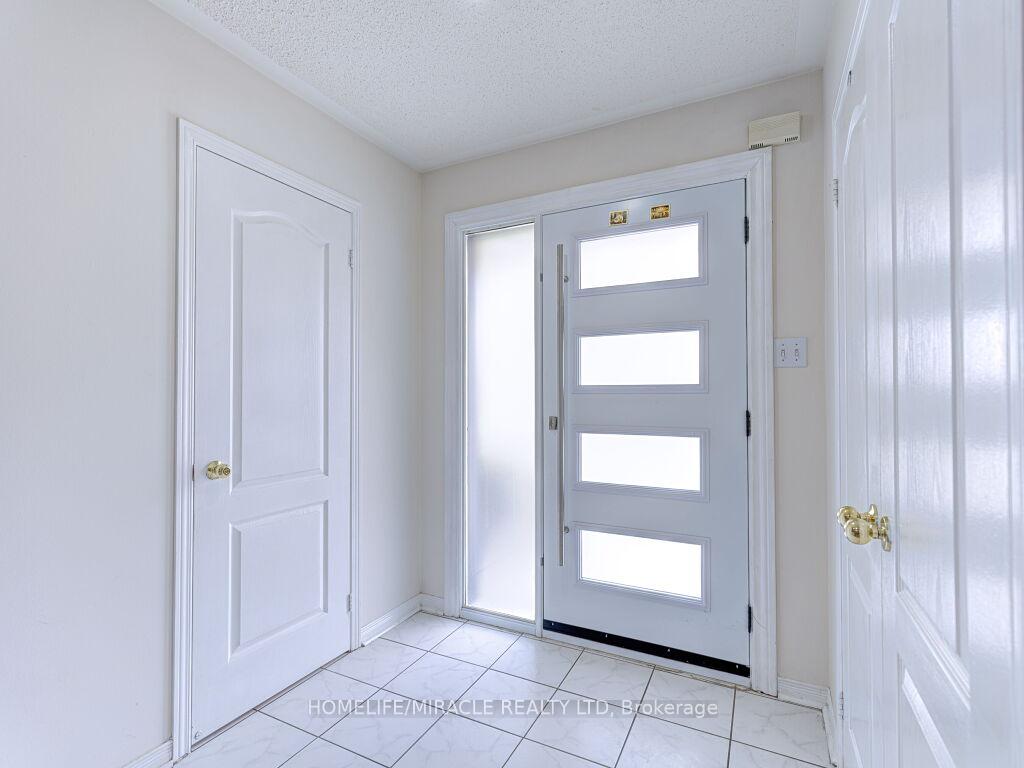 Photo 2 of 21 Tideland Drive, Brampton, Fletcher's Meadow — HOMEH