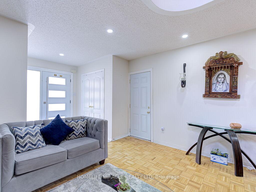 Photo 10 of 21 Tideland Drive, Brampton, Fletcher's Meadow — HOMEH