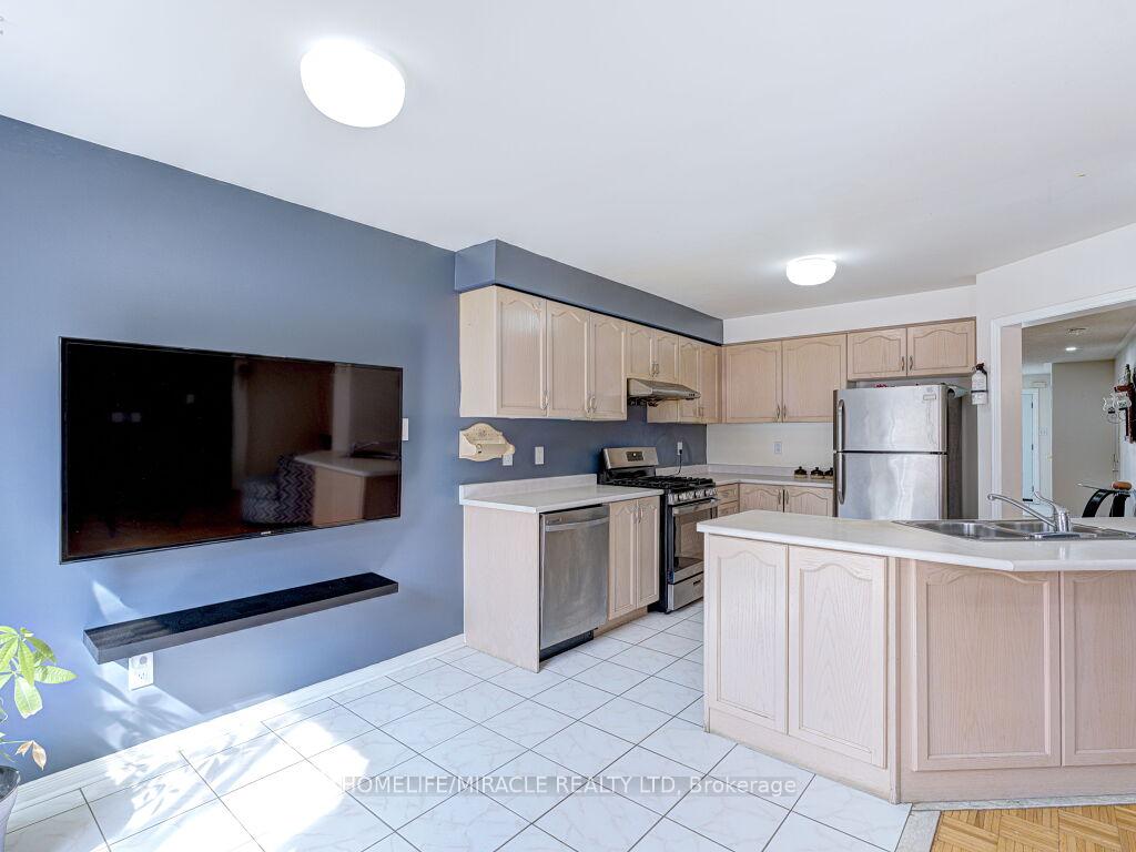 Photo 13 of 21 Tideland Drive, Brampton, Fletcher's Meadow — HOMEH