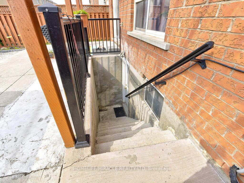 Photo 31 of 21 Tideland Drive, Brampton, Fletcher's Meadow — HOMEH